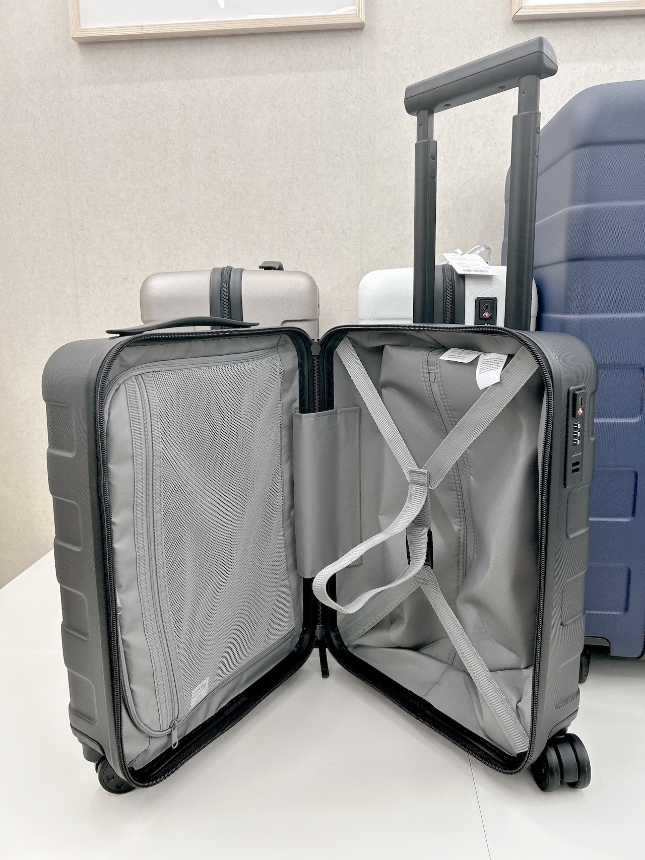 無印良品「バーを自由に調節できる ハードキャリーケース」内側