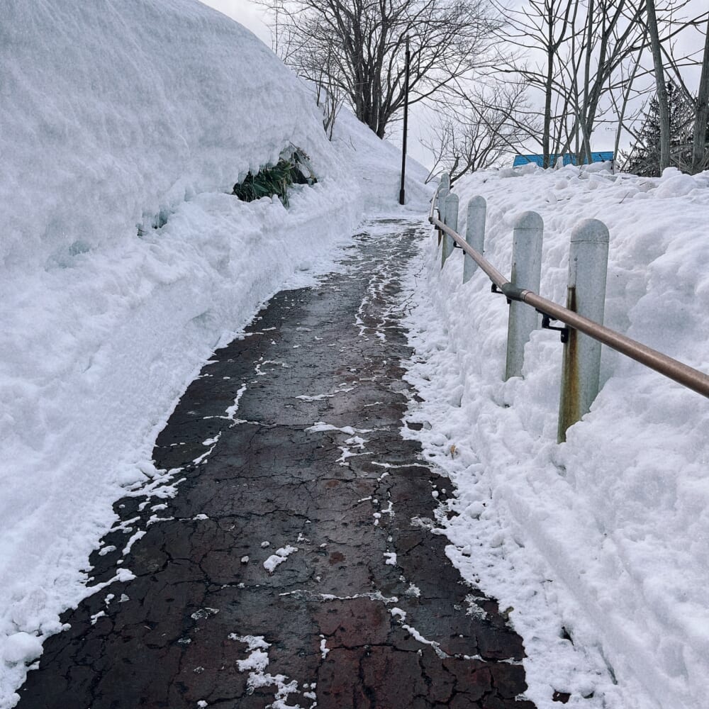 ニセコ町 坂 雪解け