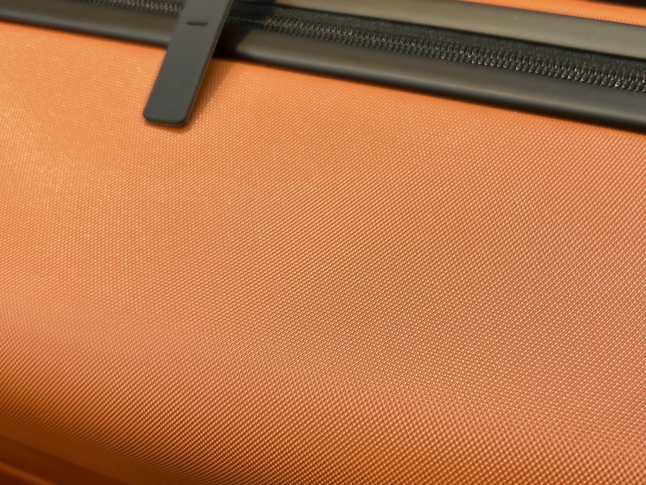 無印良品「バーを自由に調節できる ハードキャリーケース」2026年の表面デザイン