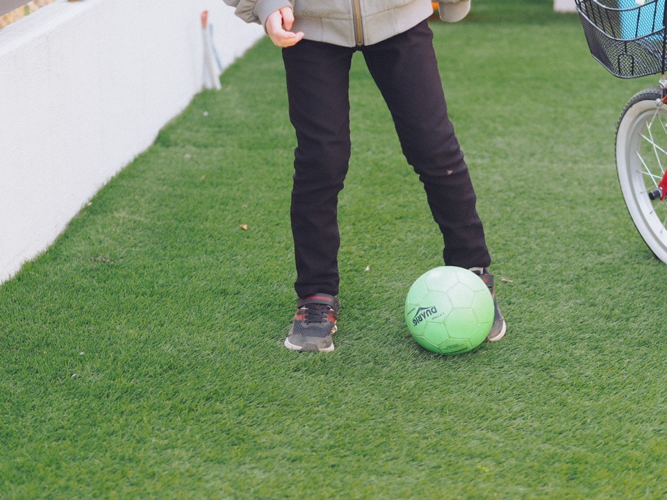 ボールで遊ぶこどもの姿