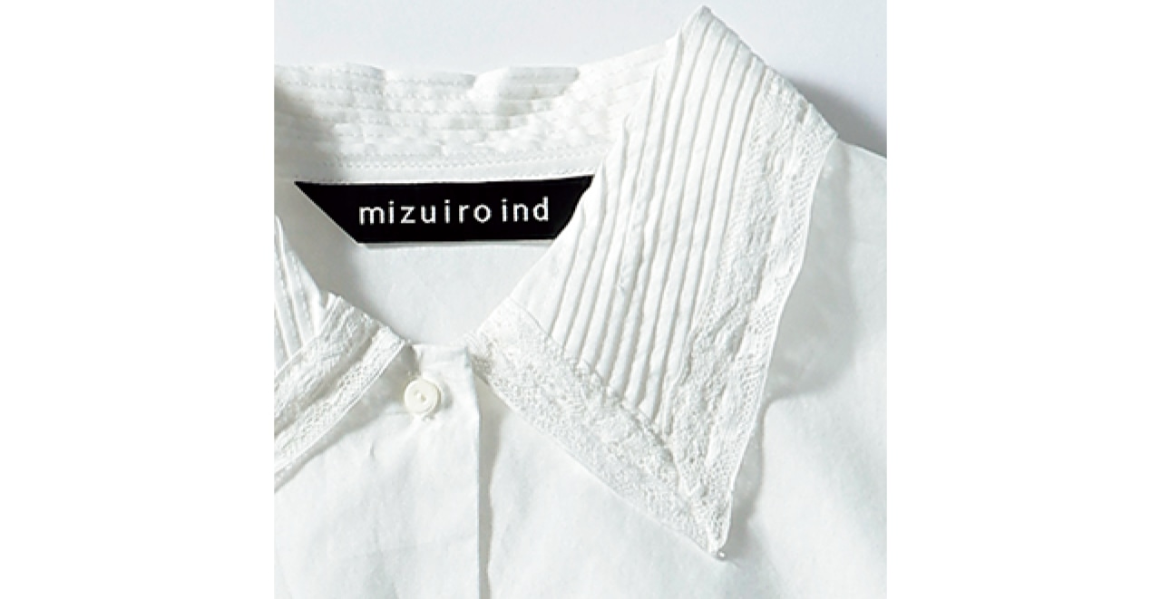 適度な大きさのレギュラー衿には、ピンタックに加え、レーステープのトリミングも！