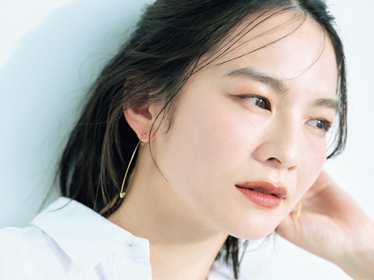 トーンアップ下地×薄膜ファンデで、透明感の高い抜け感のある肌に