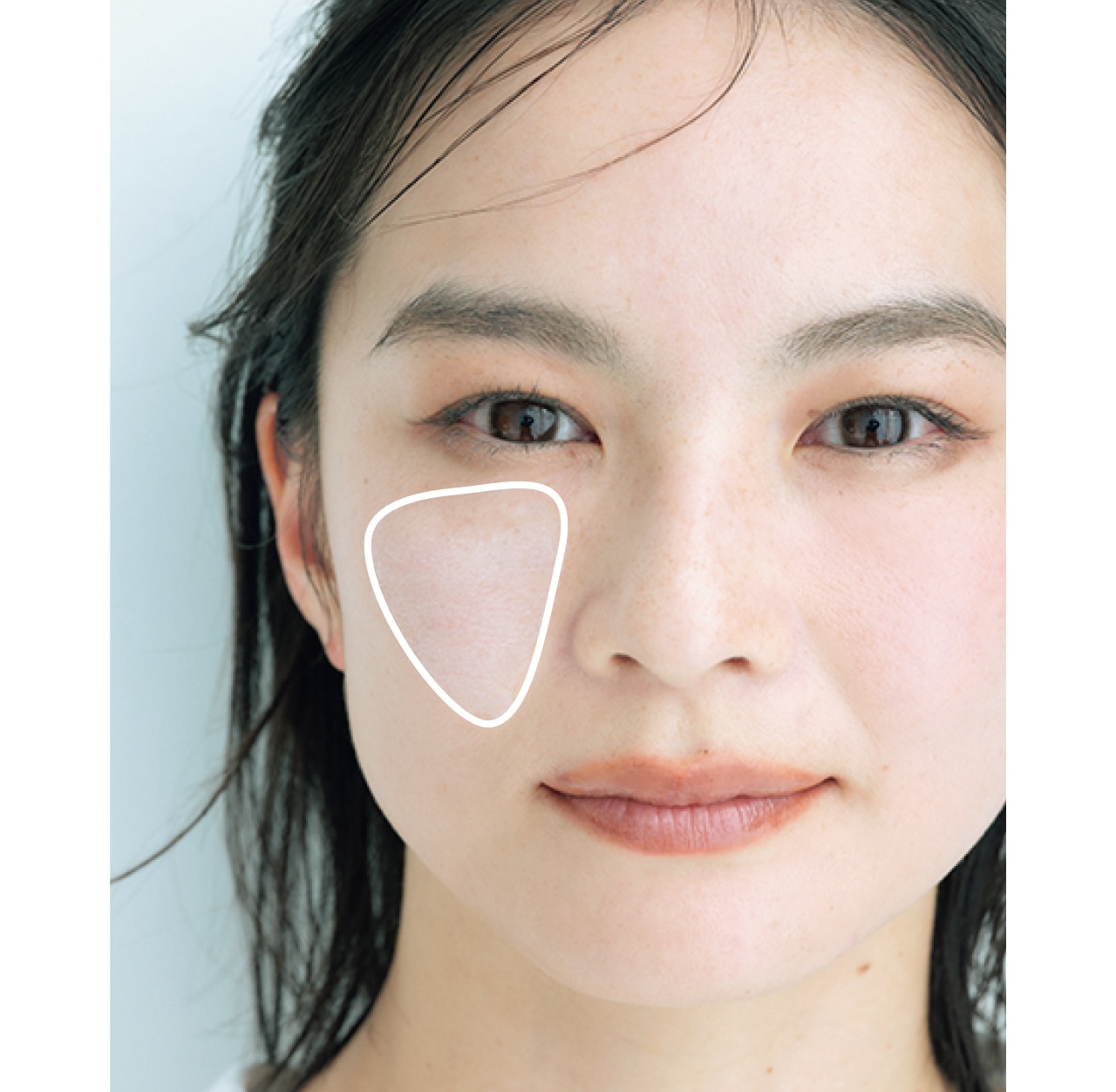 頬の三角ゾーンにラベンダーカラーを