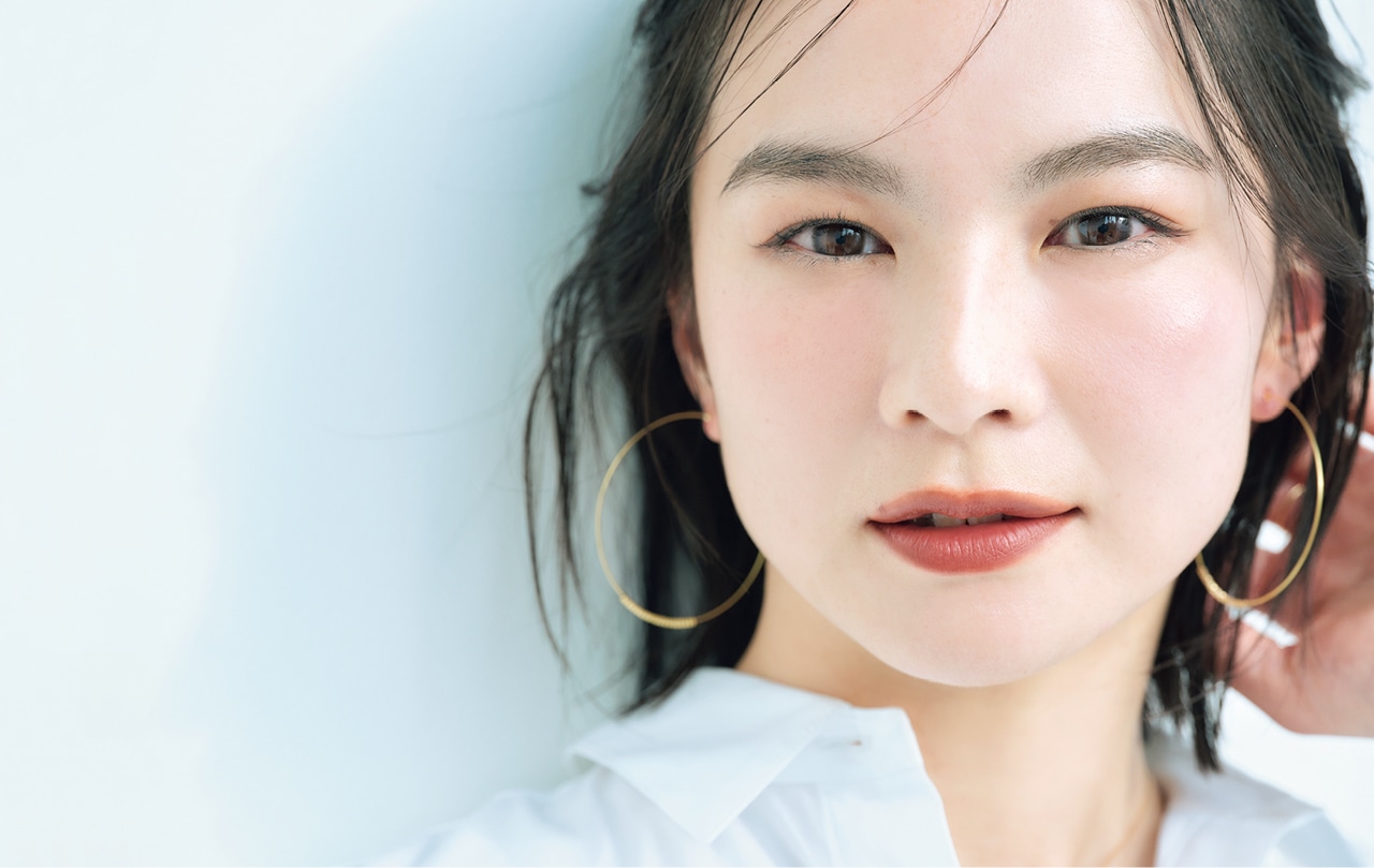 シンプルな服でも映えるあか抜けメイクの齋田さん