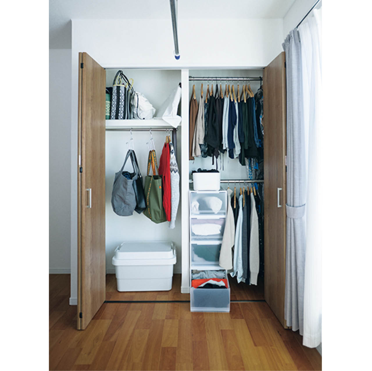 干す用ハンガーから収納用ハンガーに掛け替えたり、ニットはたたんで収納したりが面倒！