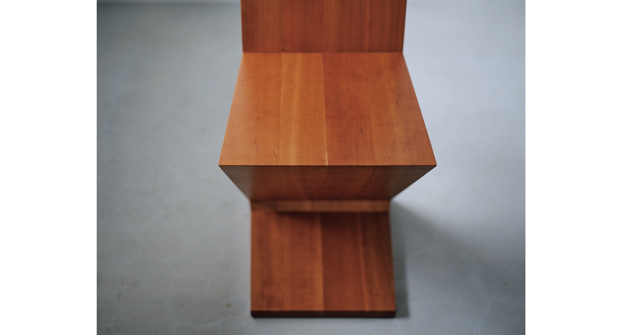 単に長方形の板を組み合わせているのではなく、脚部分の板は、ゆるやかにテーパーがかけられ台形になっている。