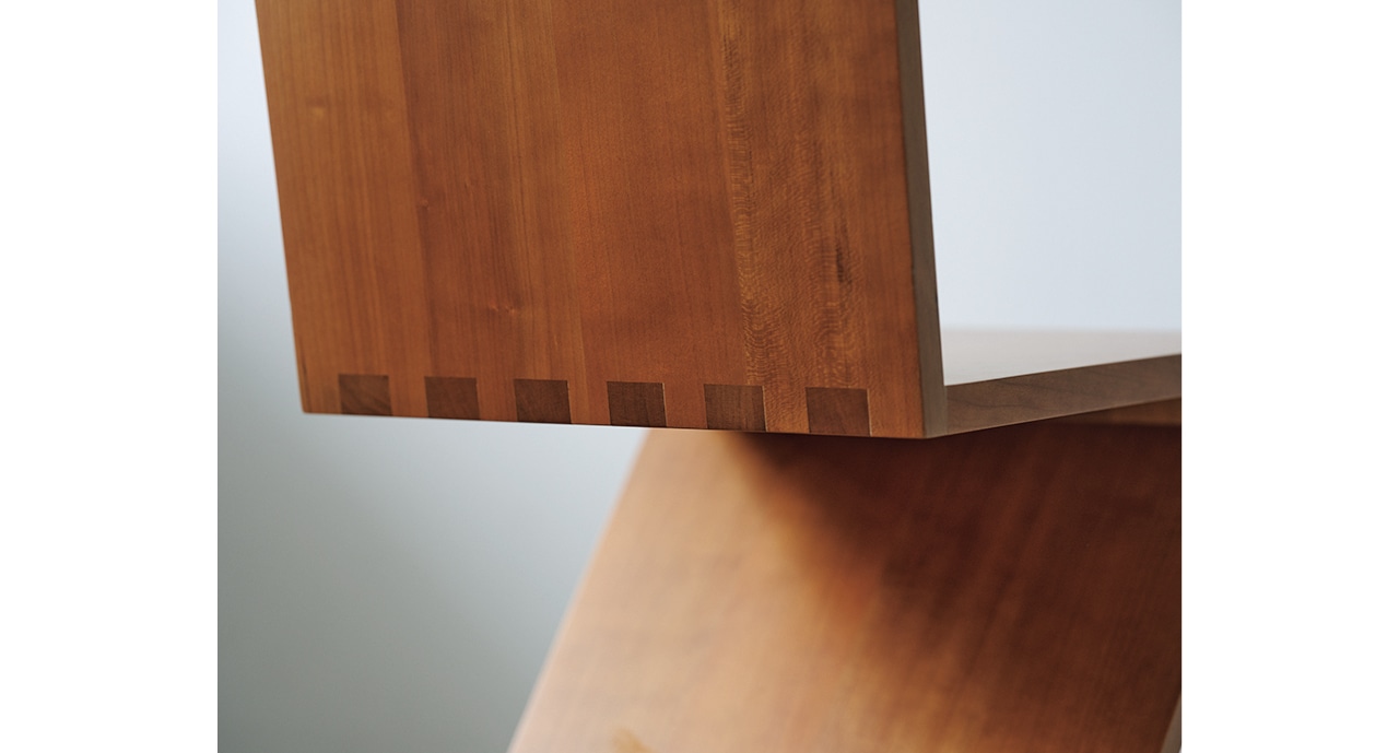 金属のジョイント類を使うことなく、4枚板の組継ぎと、座面下と底面に隅木で補強する手法で成立。