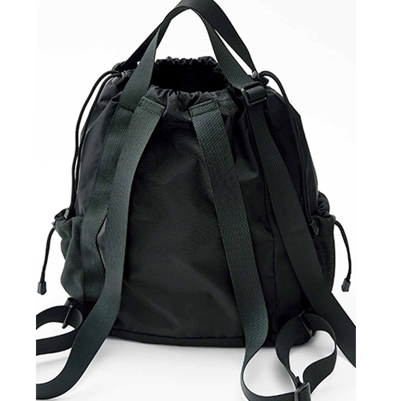 スライド式のストラップで肩にもかけられる！