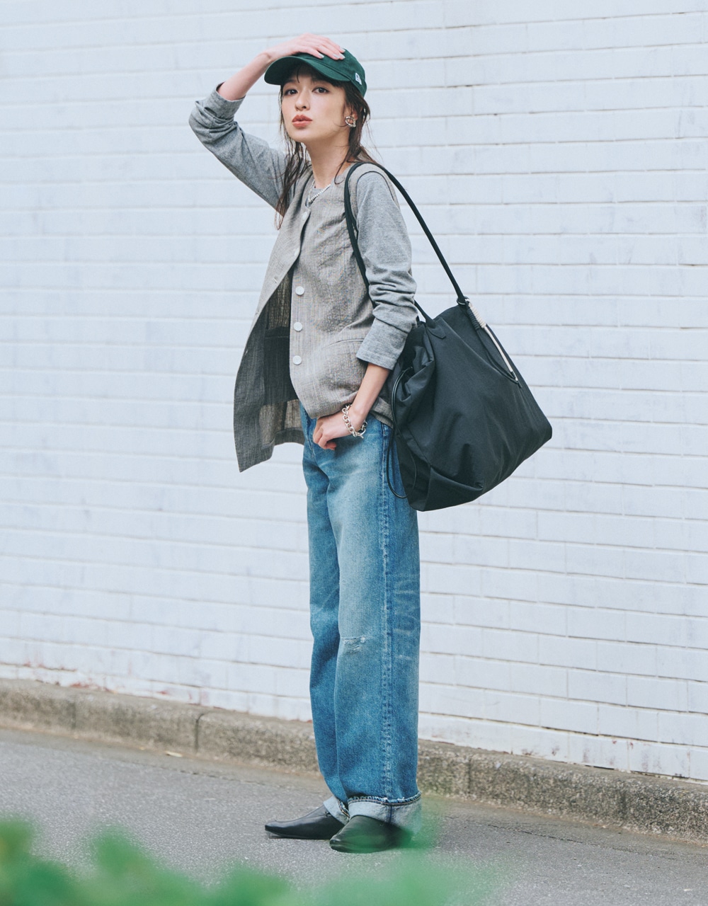 森 絵梨佳さん 　黒バッグを持ったコーデ