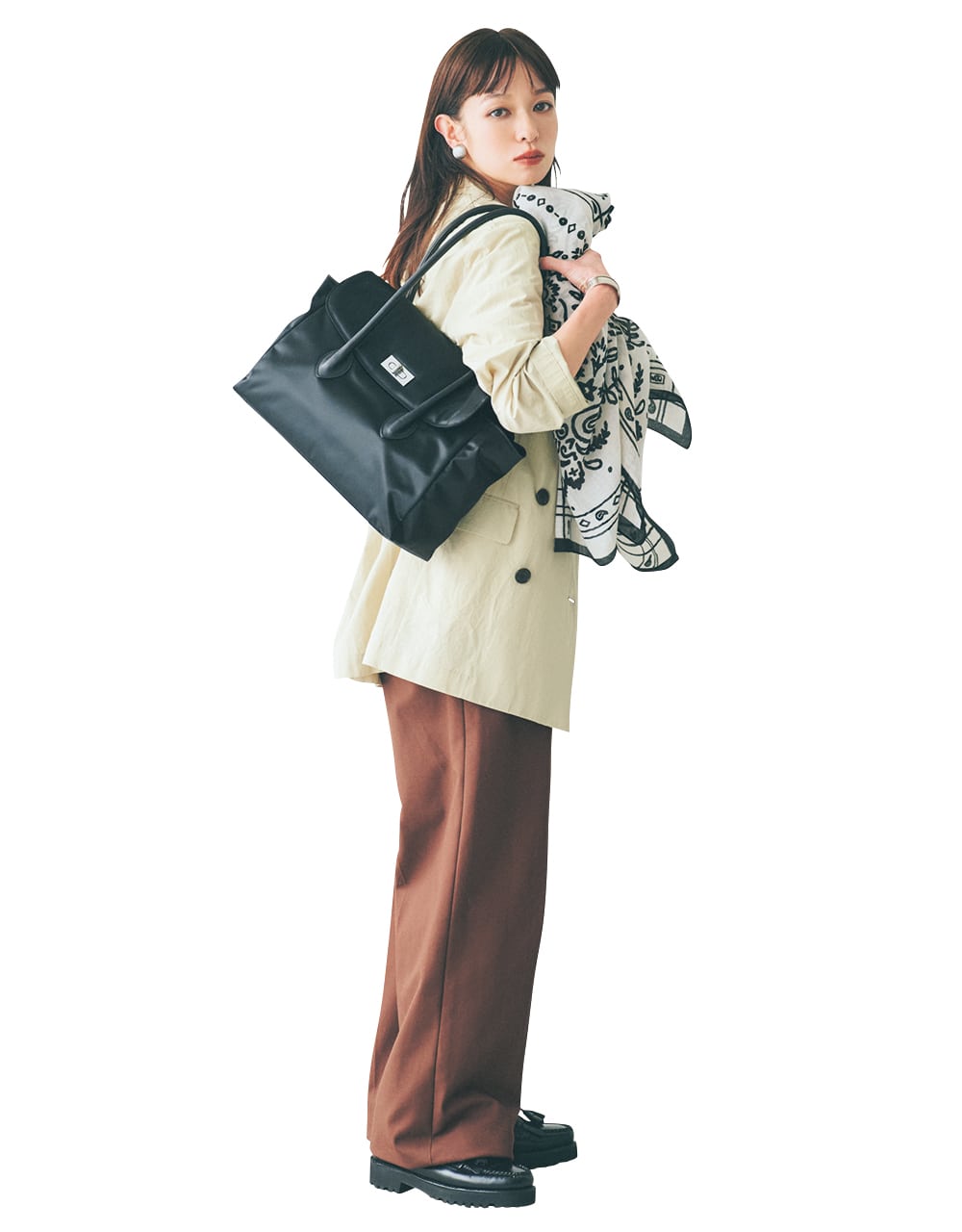 森 絵梨佳さん 黒バッグをもったコーデ