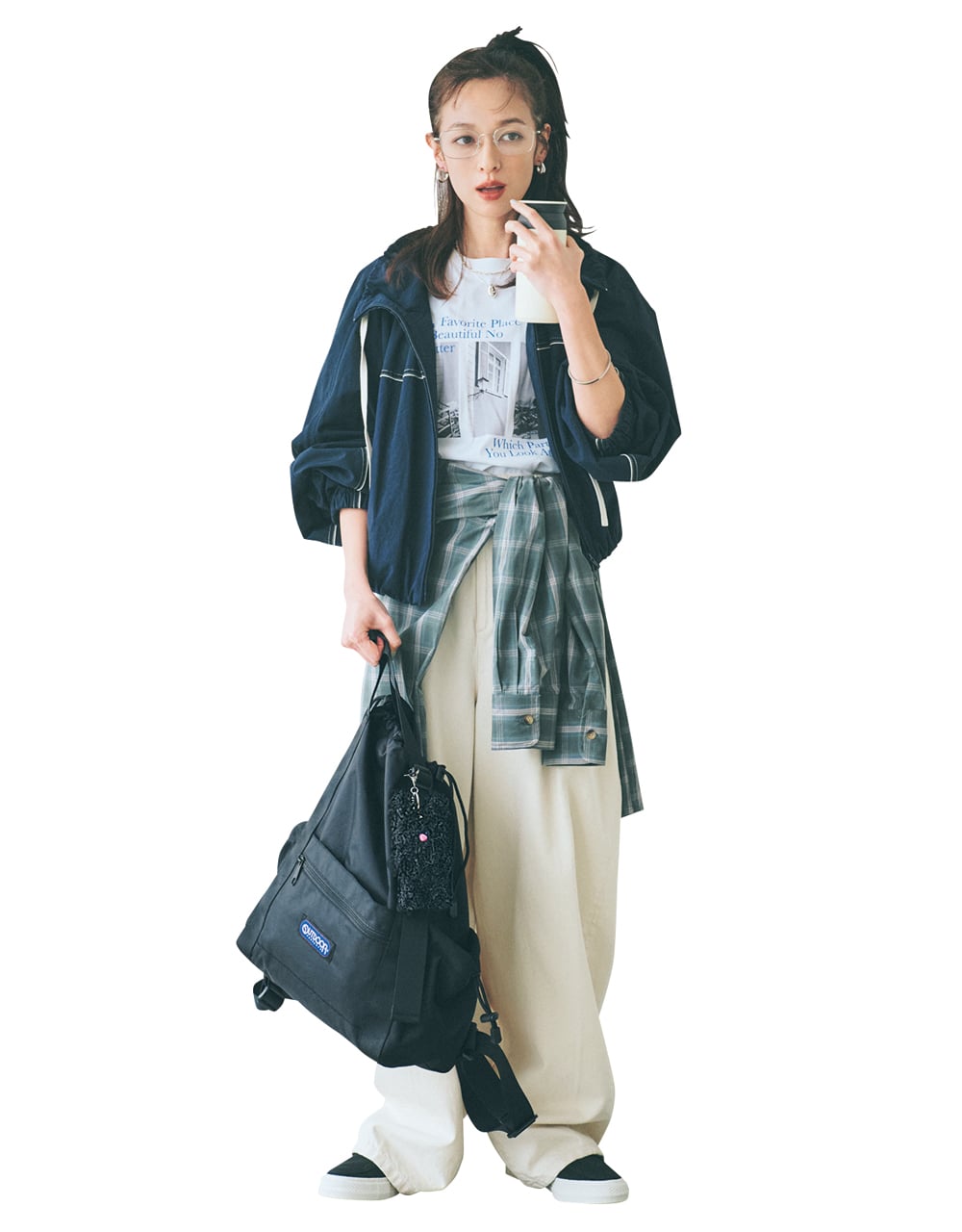 森 絵梨佳さん リュックを持っているコーデ