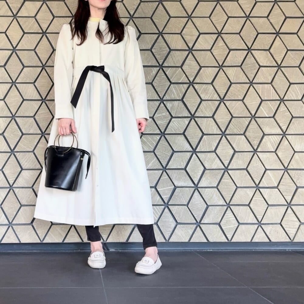 スプリングコート　女性　白