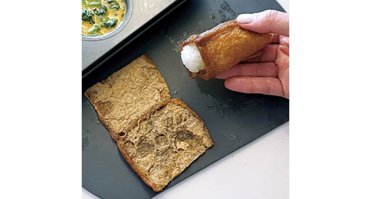 開いた油揚げにごはんを巻いてから半分に切ってマフィン型へ。焼くことで香ばしさが増します。