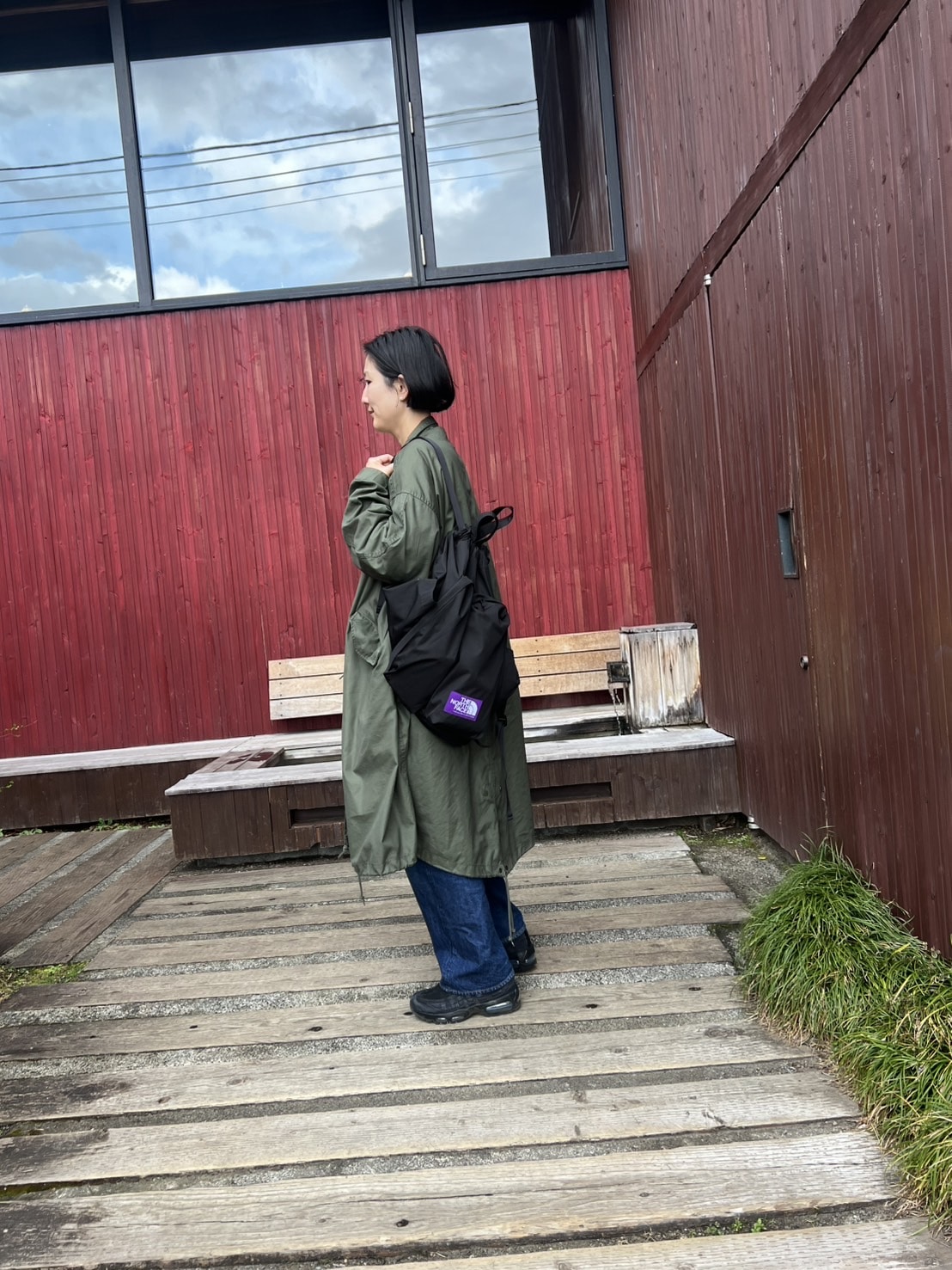 THE NORTH FACE PURPLE LABELザ・ノース・フェイス パープルレーベルのバックパックを紹介するスタイリスト高橋美帆さん（横向き）