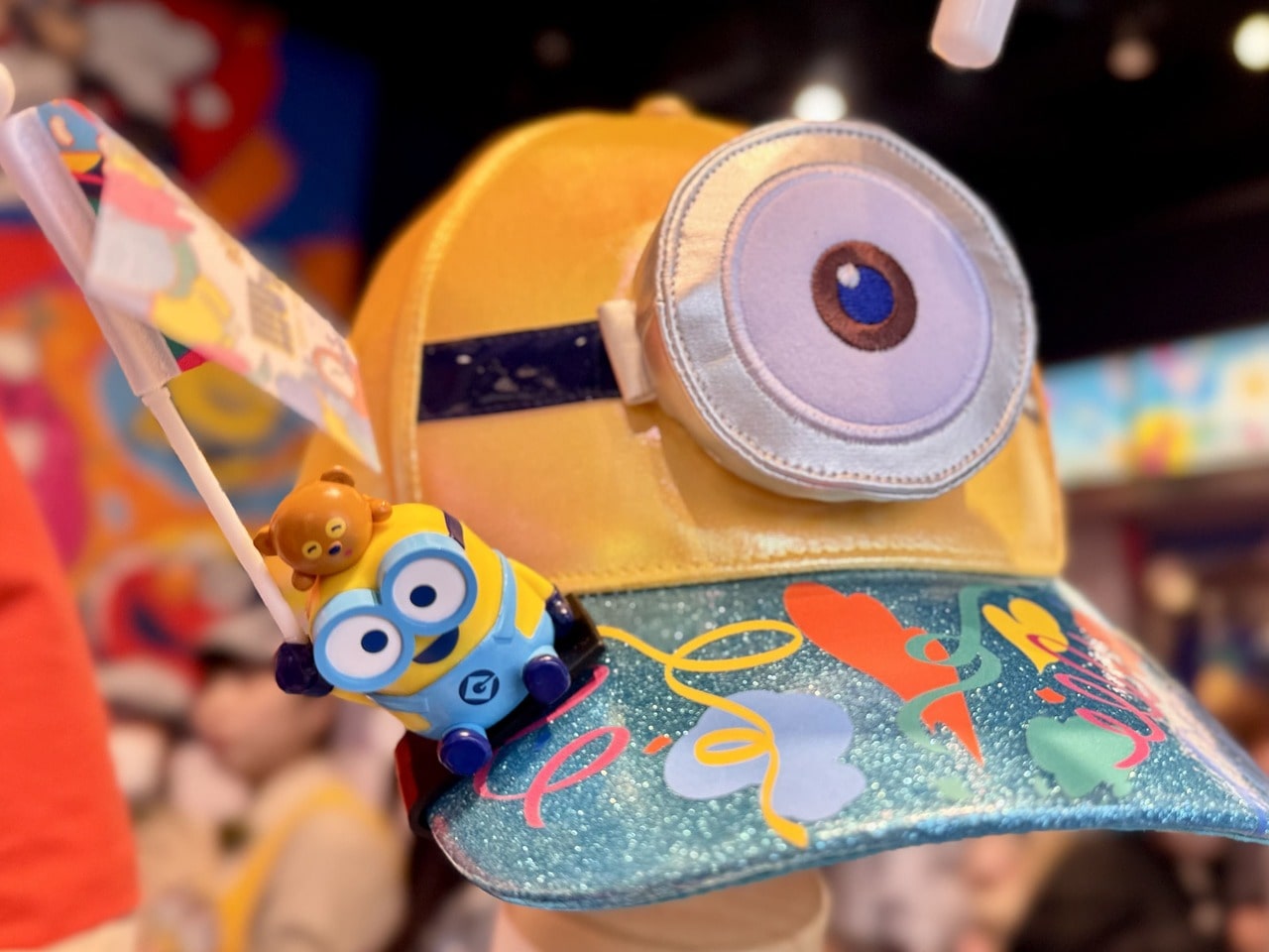 USJ25周年ミニオンズのアイテム「マスコットミニフラッグ」装着イメージ