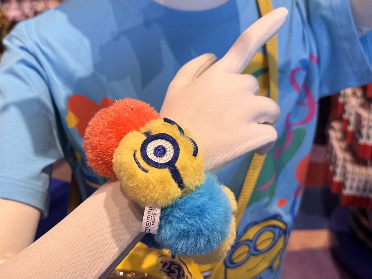USJ25周年ミニオンズのアイテム「マスコットバングル」装着イメージ