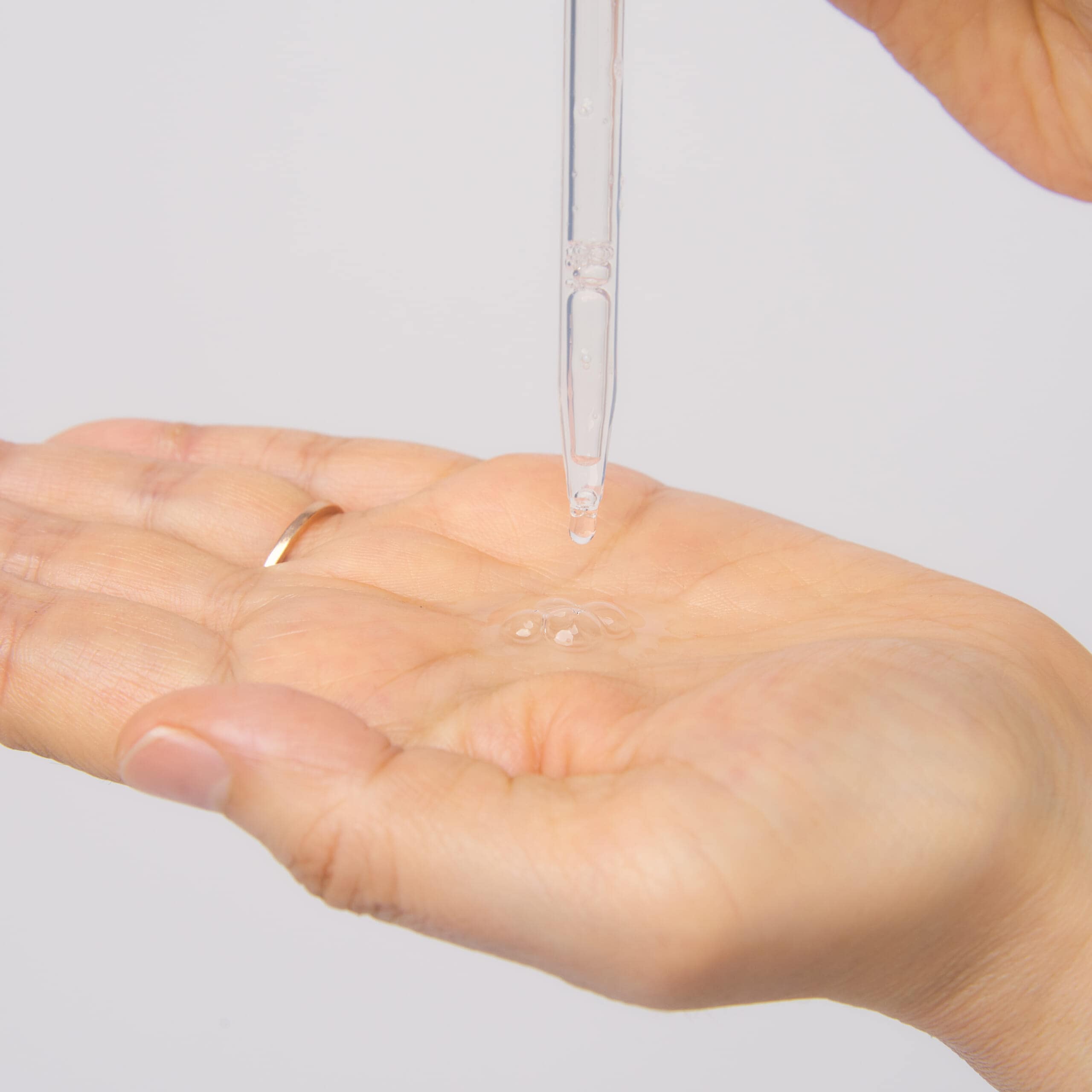 潤浸保湿 角層深部バリア美容液をお試し!