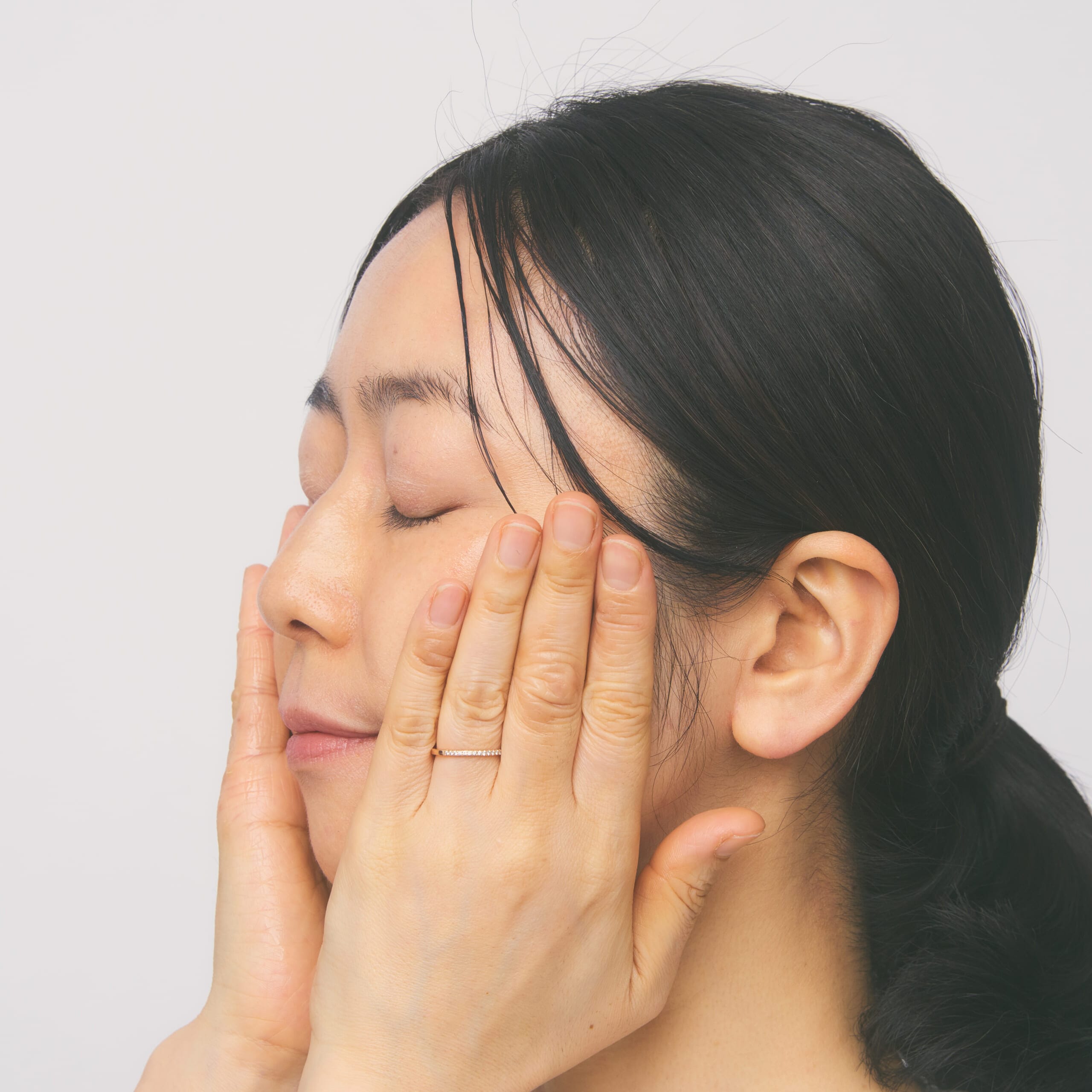 潤浸保湿 角層深部バリア美容液を肌になじませているところ。