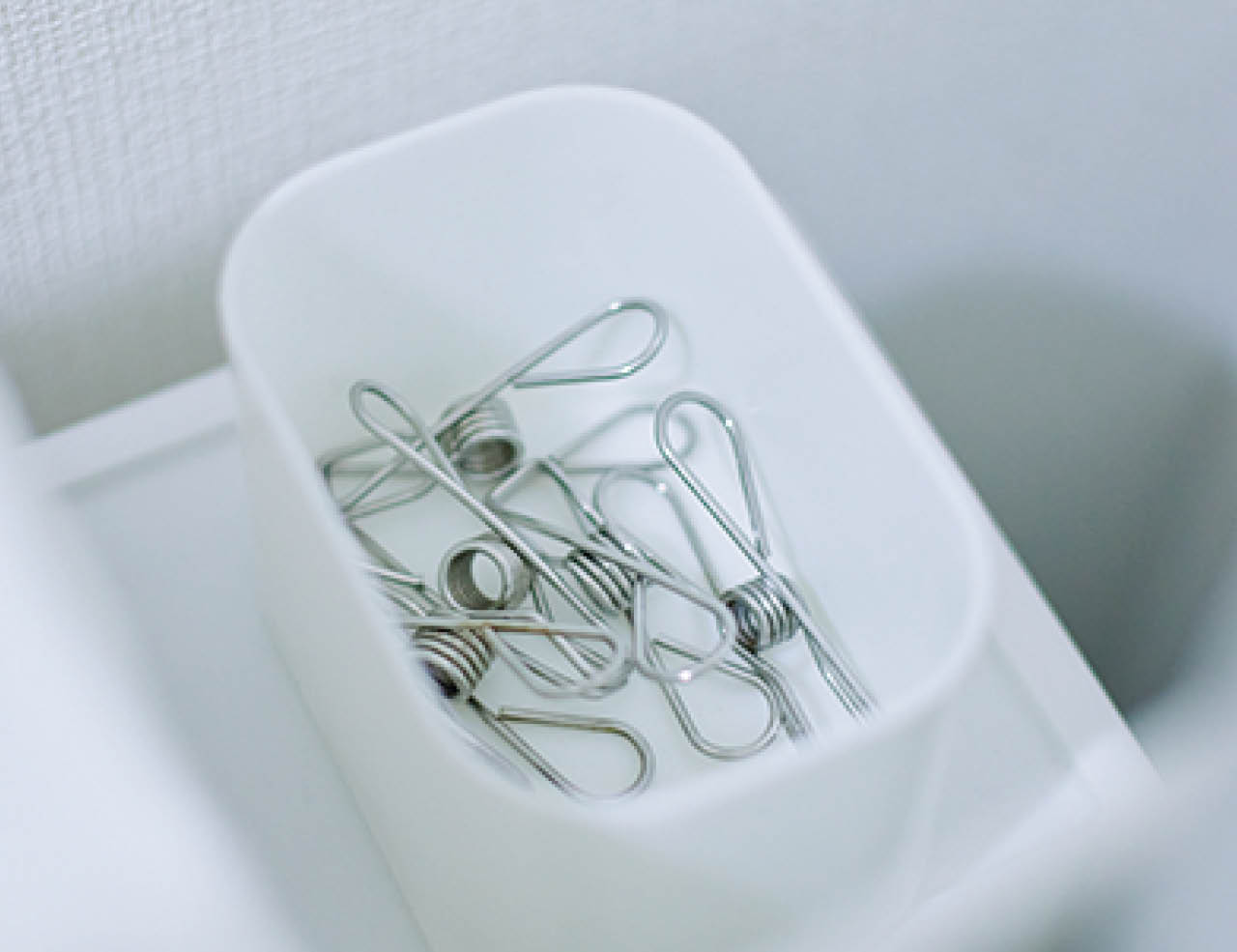 タオル干しなどに使うピンチも数は最小限、取り出しやすい洗濯機横に配置。