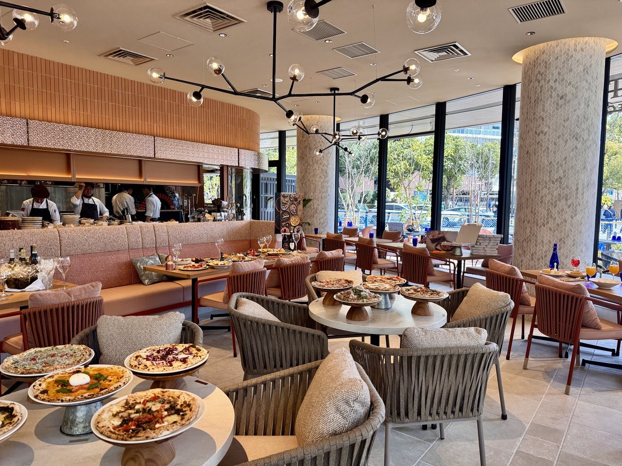 ベースゲート横浜関内、子連れランチにおすすめ「The TRATTORIA SALVATORE CAFE」内観