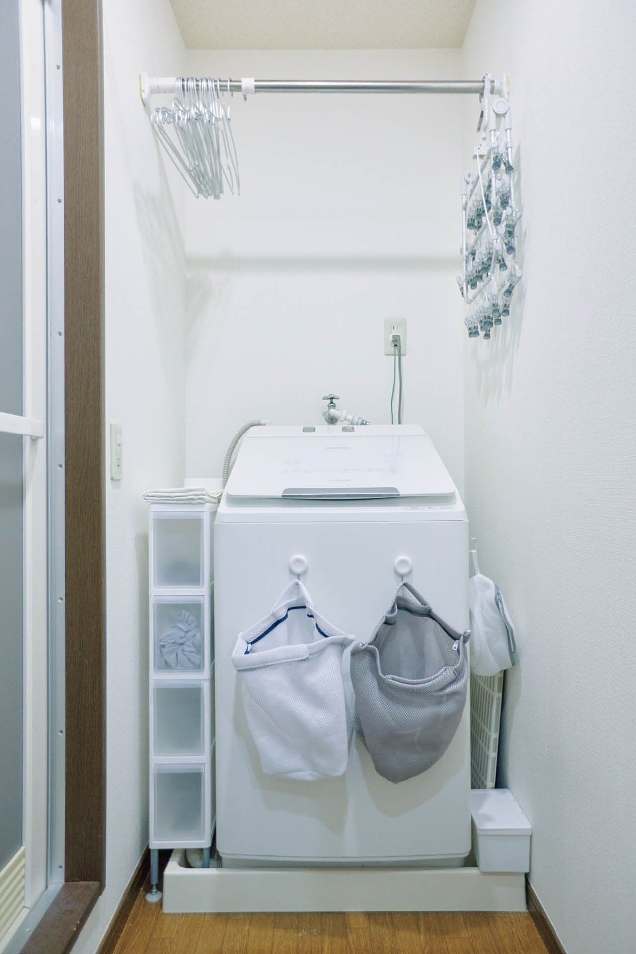 洗濯かごは使わず、洗う衣類は直接投入か吊るした洗濯ネットにIN