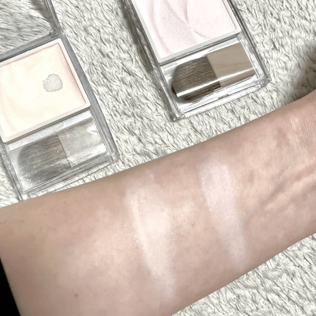 セザンヌ「トーンフィルターハイライト」2色を腕で比較