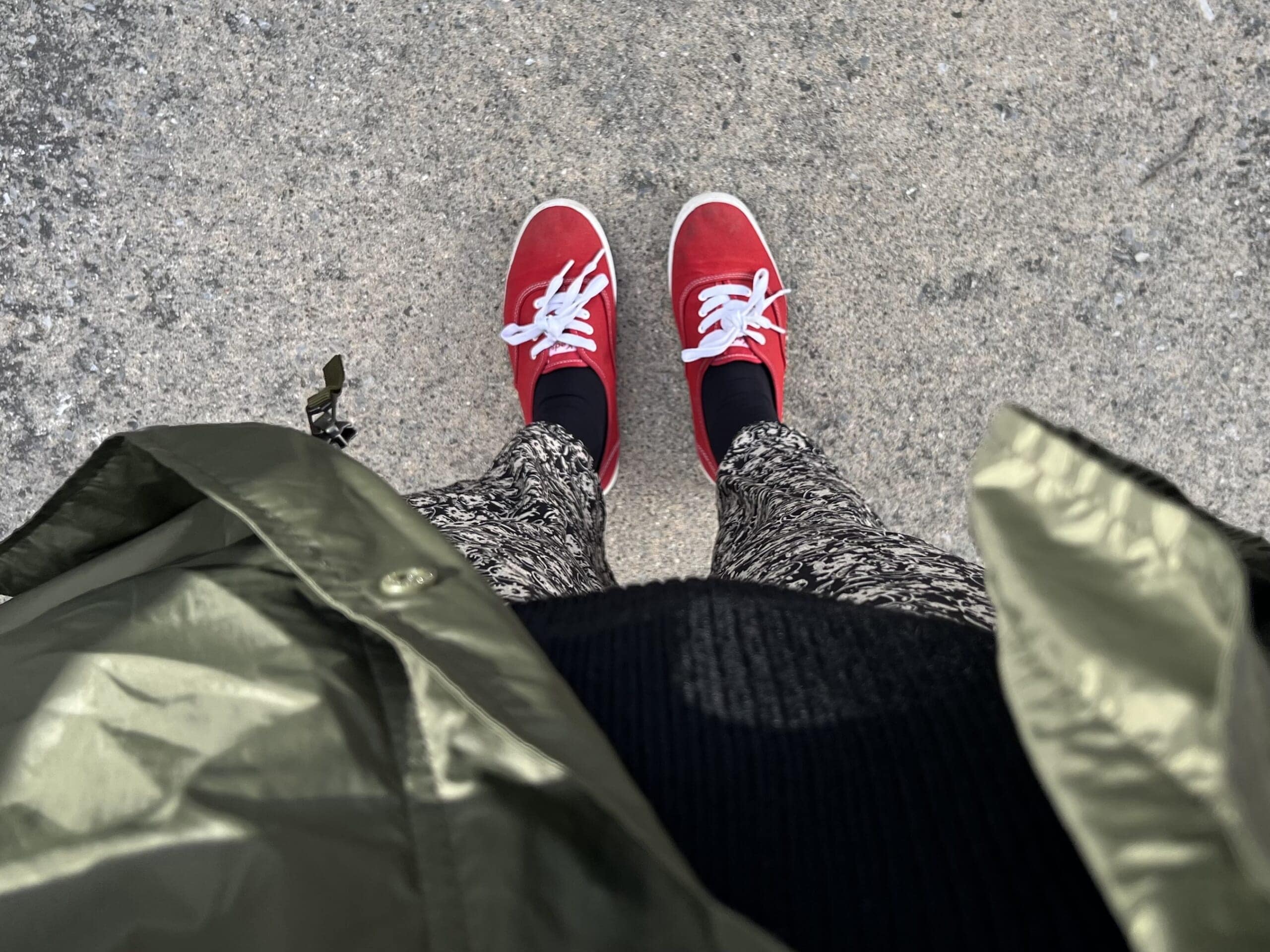 【40代コーデ】「カーキの辛口アウター」で春の甘口ミックスコーデ TB icoco