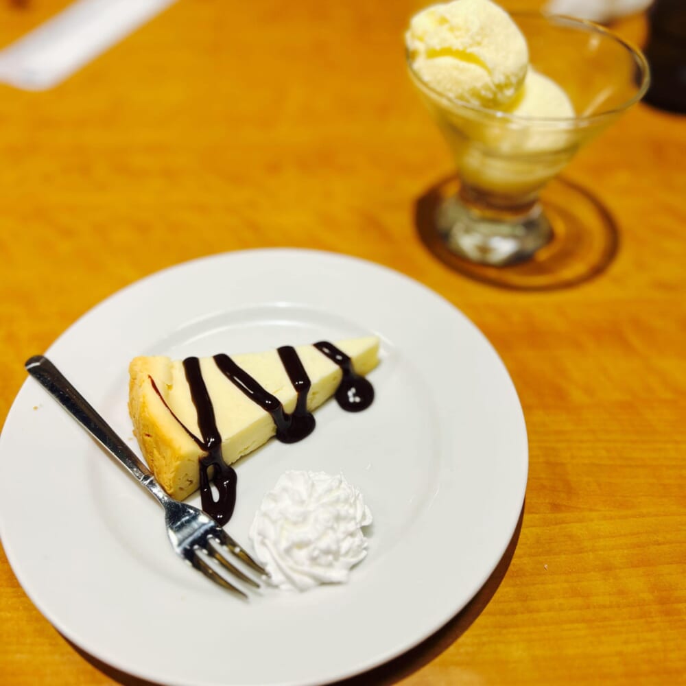 マロリーポークステーキ　藤沢店 デザート　チーズケーキ　バニラアイス

