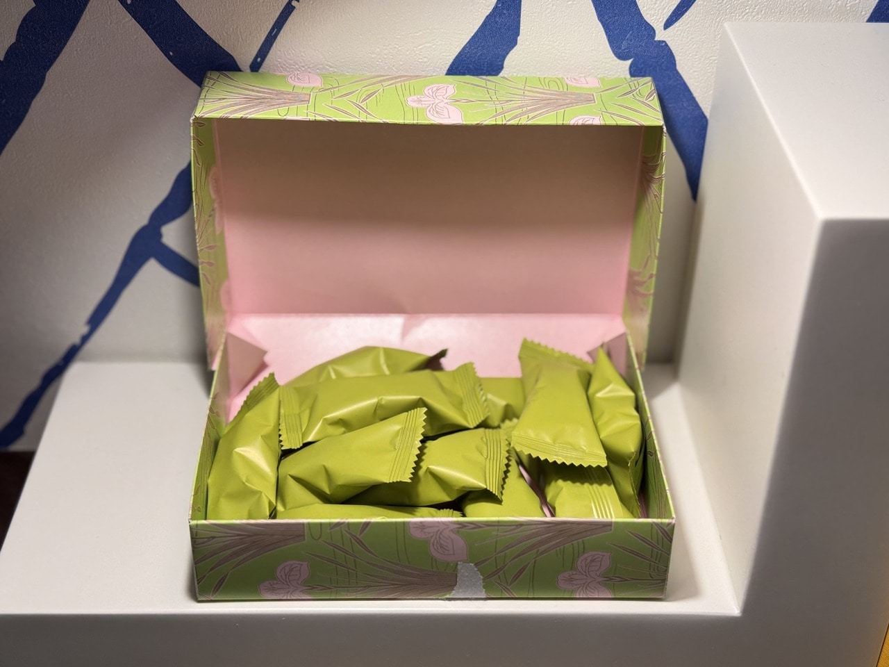 【本家西尾八ツ橋】チョコレート八ッ橋 抹茶 12個入りパッケージを開けた状態