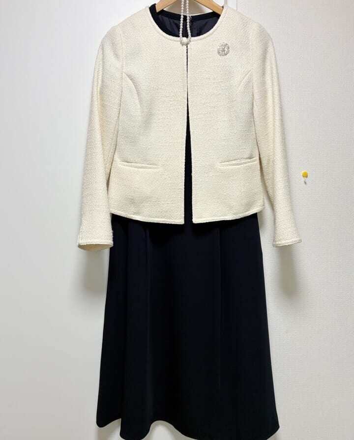 白いジャケット紺色のワンピース