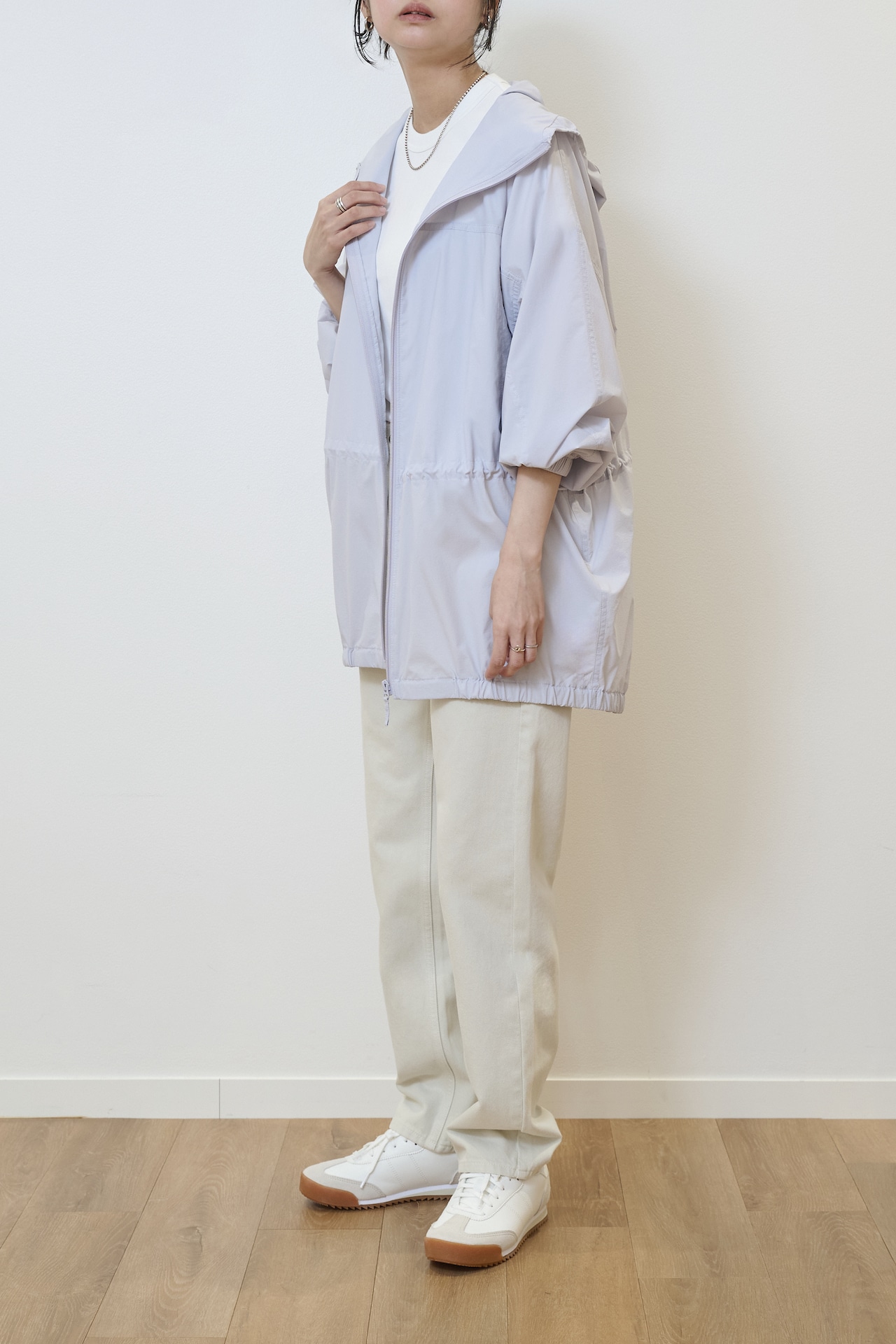 ユニクロユー UVカットシアーオーバーサイズパーカ 70 LIGHT PURPLEを着用