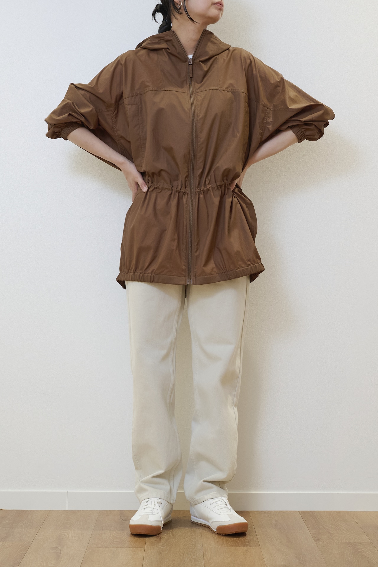 ユニクロユー UVカットシアーオーバーサイズパーカ 35 BROWNを着用