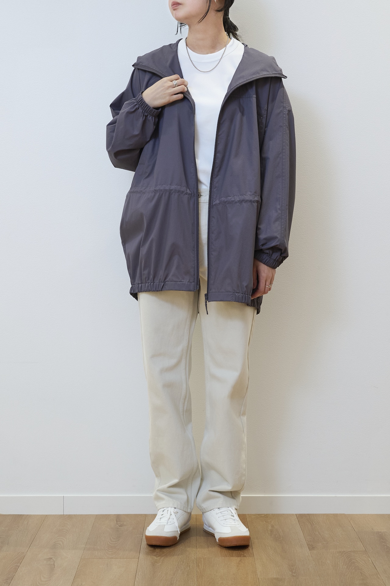 ユニクロユー UVカットシアーオーバーサイズパーカ 73 PURPLEを着用