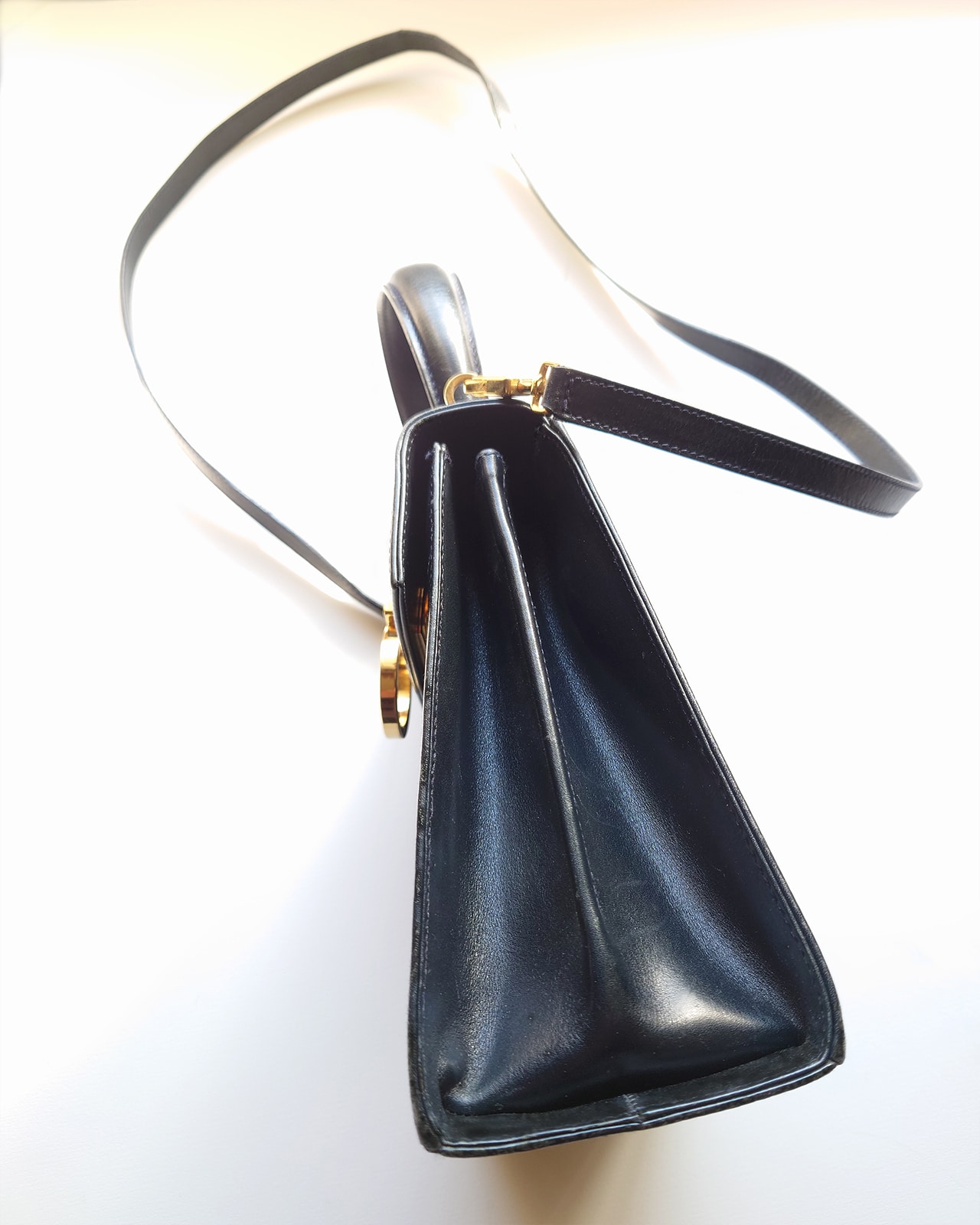 Salvatore Ferragamo Gancini Top Handle Bagのサイド