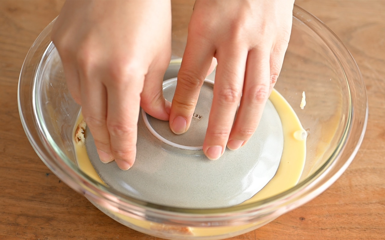 小皿を被せて30分ほど室温に置く。