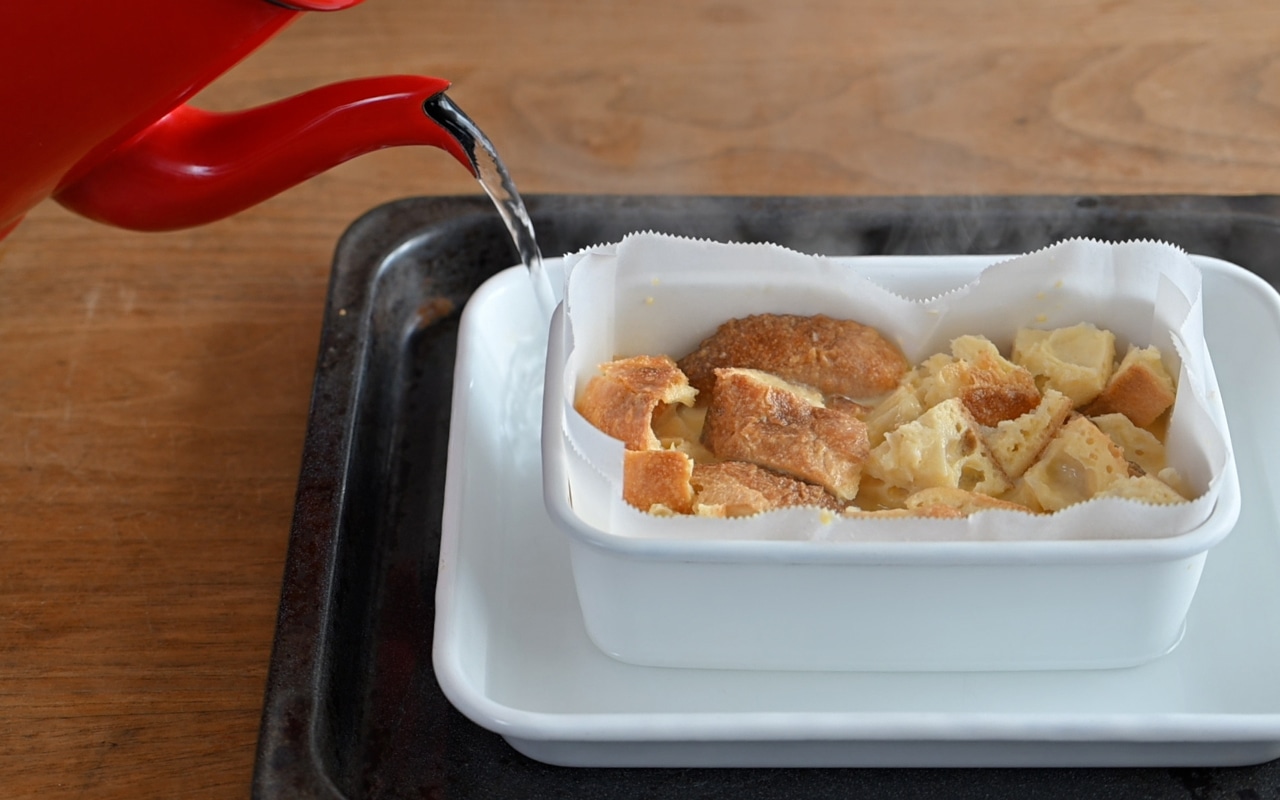 天板に大きめのオーブン対応のバットを置き、③の焼き型を上にのせる。熱湯をバットの高さの半分くらいまで注ぎ、200℃に予熱したオーブンで10分焼き、160℃に温度を下げてさらに20分蒸し焼きにする。