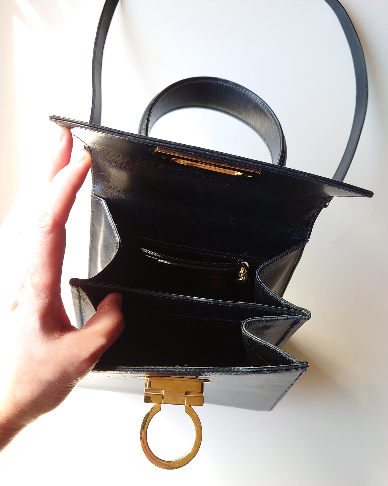 Salvatore Ferragamo Gancini Top Handle Bagの内側