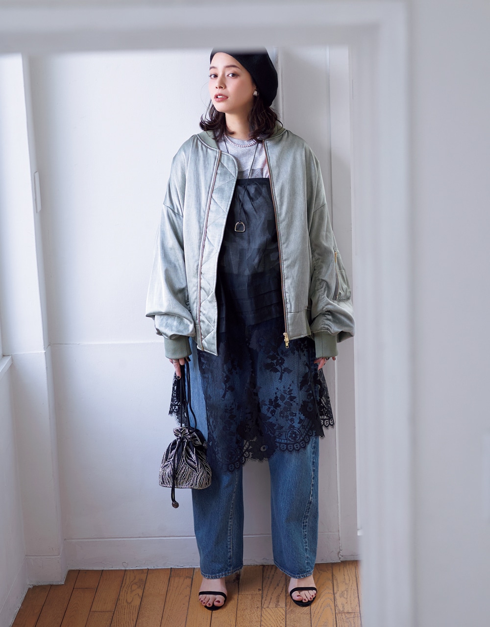 【PROVOKE design boutique（プロヴォーク デザイン ブティック）】のMA-1 ブルゾン×黒レースのラップスカート コーデ 岸本セシルさん