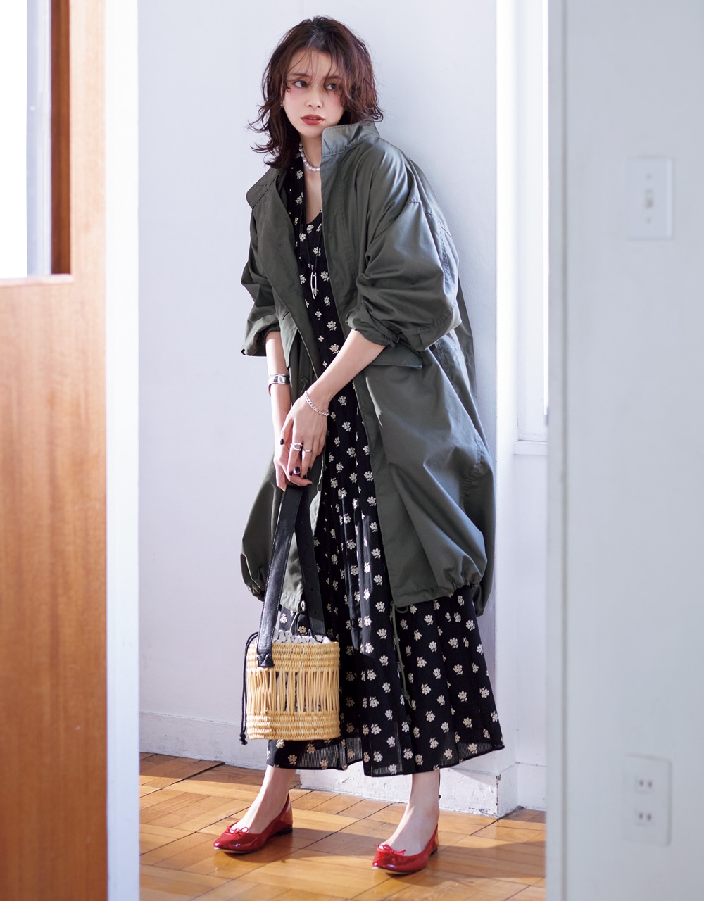 【HYKE（ハイク）】のM-65 フィールドコート×黒地のプリントワンピース コーデ 岸本セシルさん