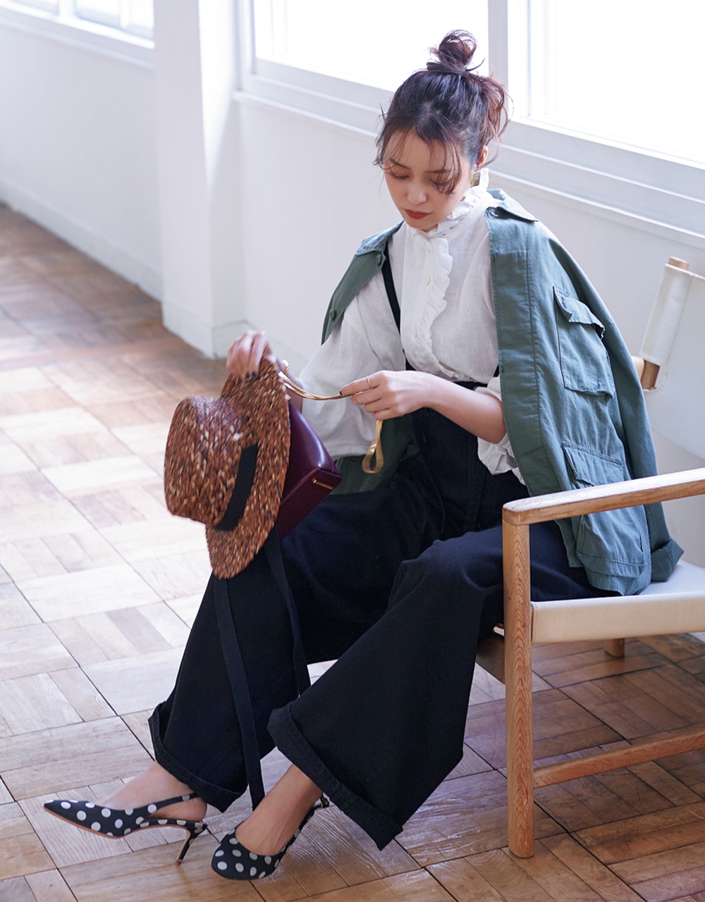 【ROTHCO（ロスコ）】のBDUシャツ×白のリネンフリルシャツ コーデ 岸本セシルさん