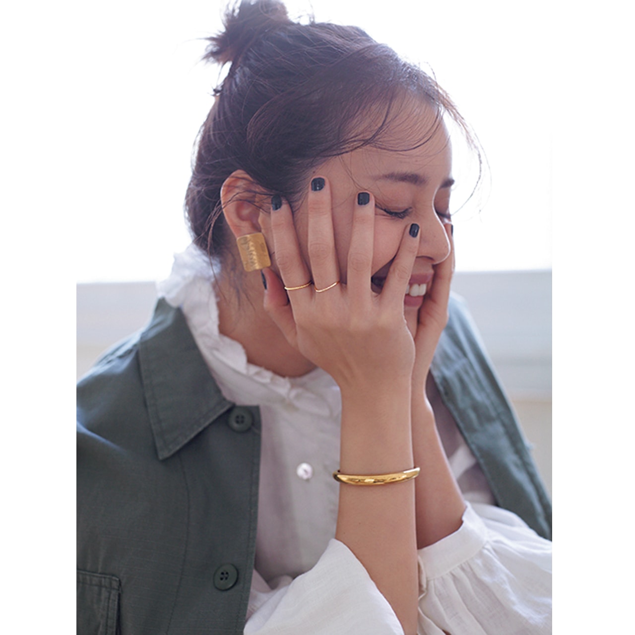 ゴールドアクセで上品さと女らしさをアップ 岸本セシルさん