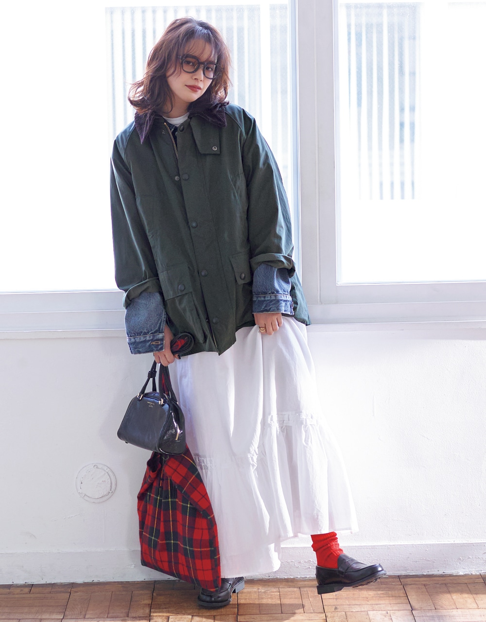 2.【Barbour（バブアー）】のホースライディングジャケット白のギャザースカート コーデ 岸本セシルさん