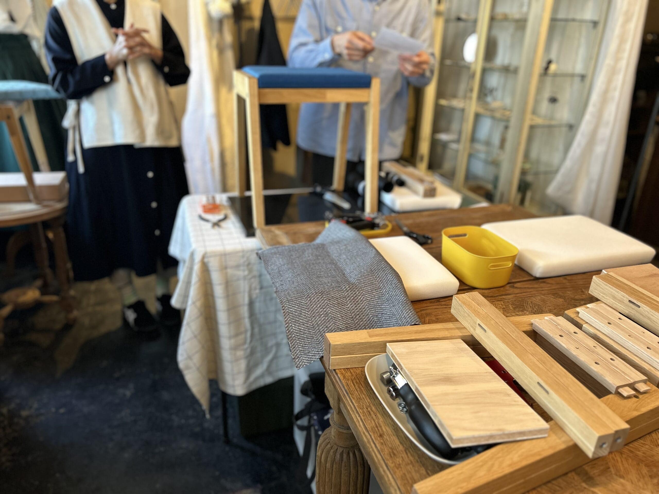 大規模工場で生じる端材で作るオシャレなスツールや椅子のワークショップ。