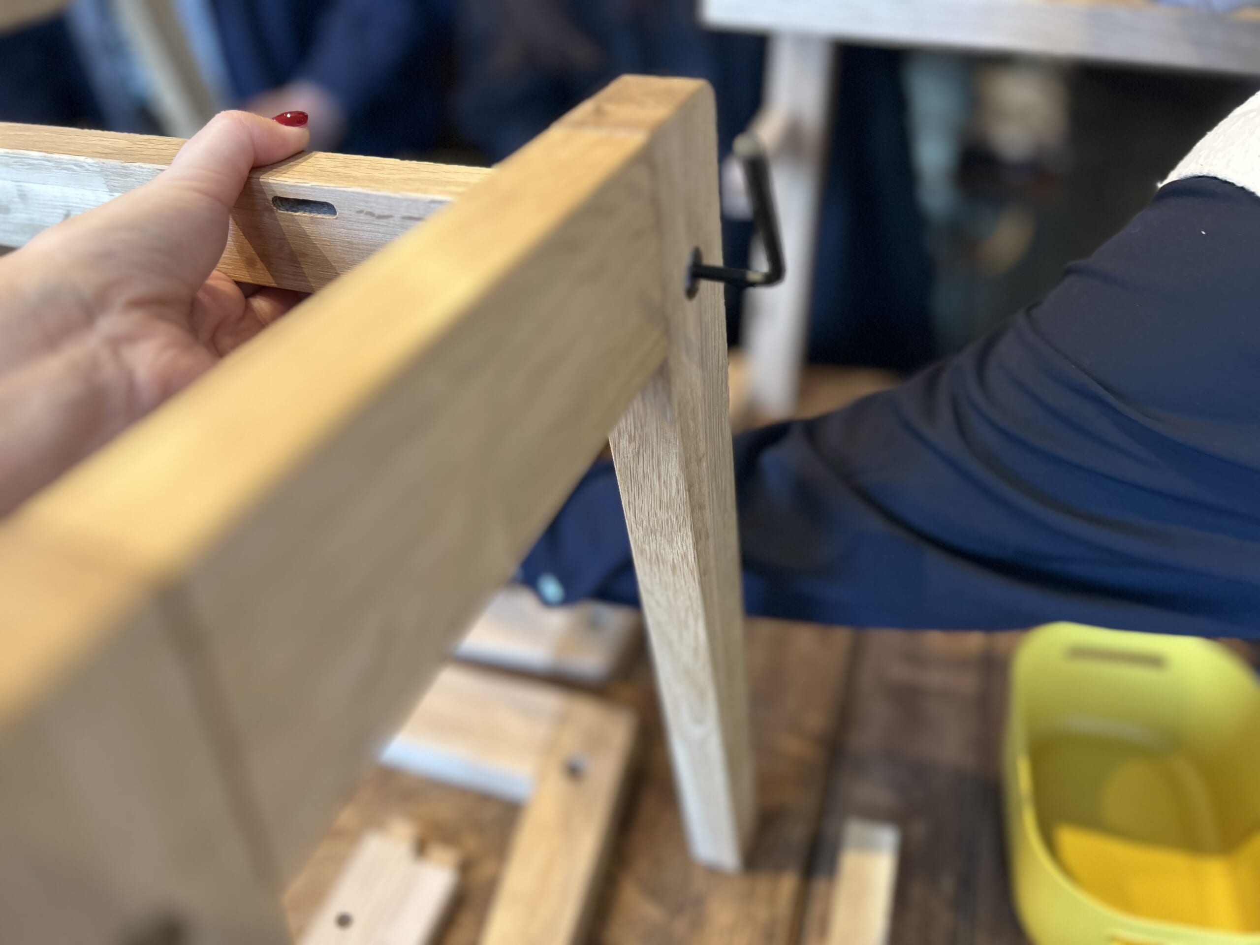 おしゃれな手作り椅子（スツール）を簡単にできる作り方の説明。脚の組み立て作業。