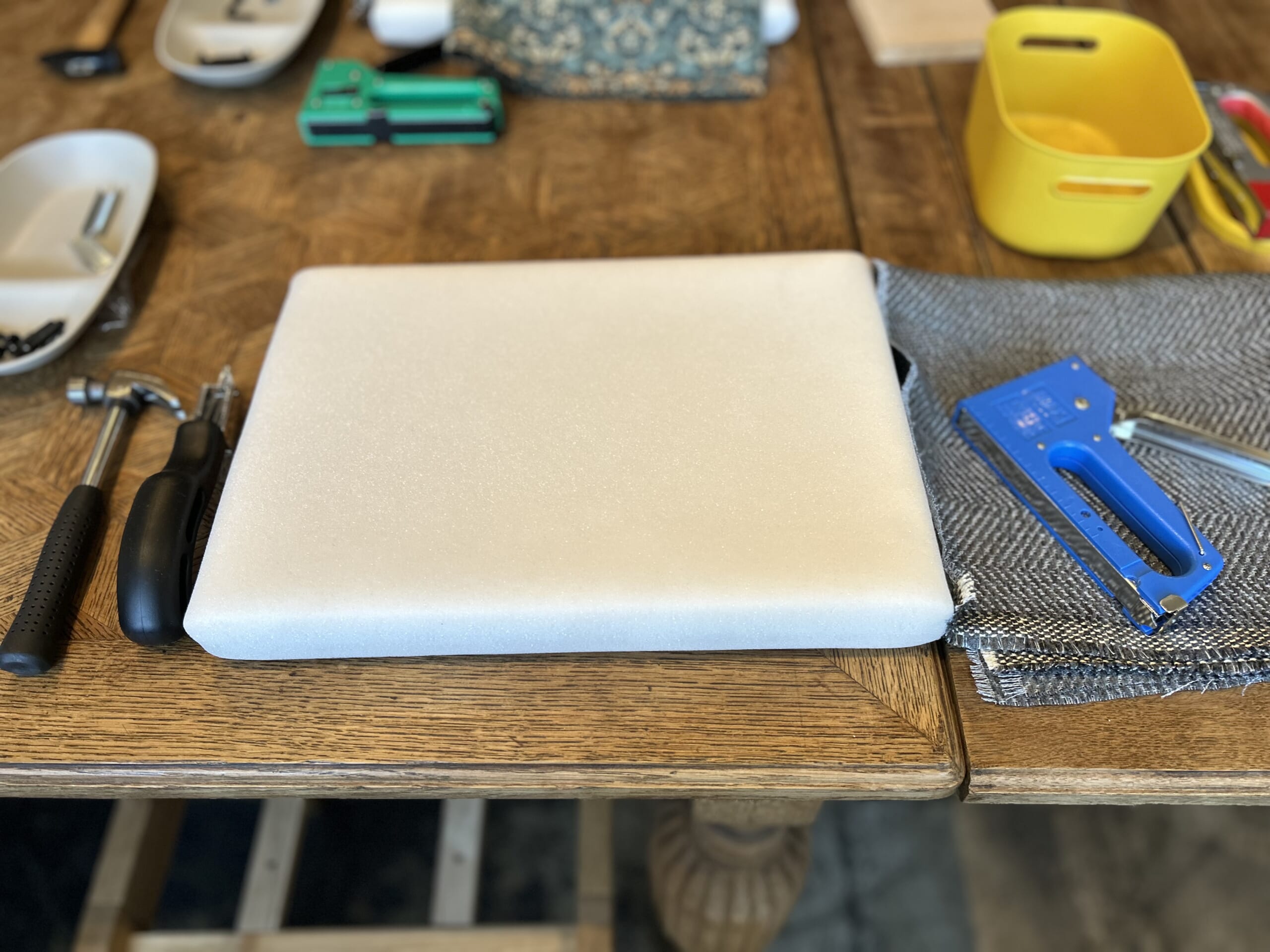 おしゃれな手作り椅子（スツール）を簡単にできる作り方の説明。座板に布を張っていきます。