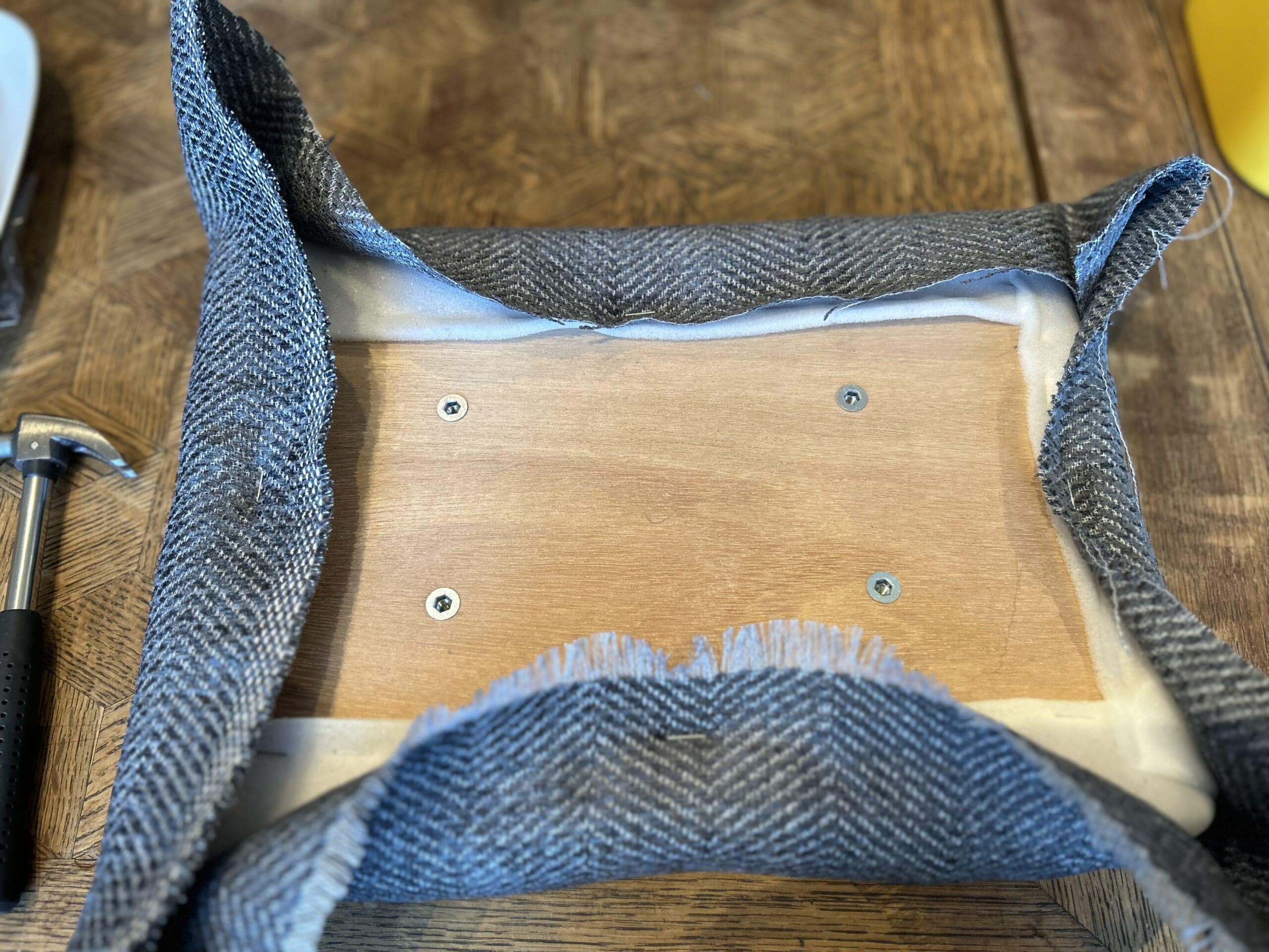 おしゃれな手作り椅子（スツール）を簡単にできる作り方の説明。座板に布を張っていきます。