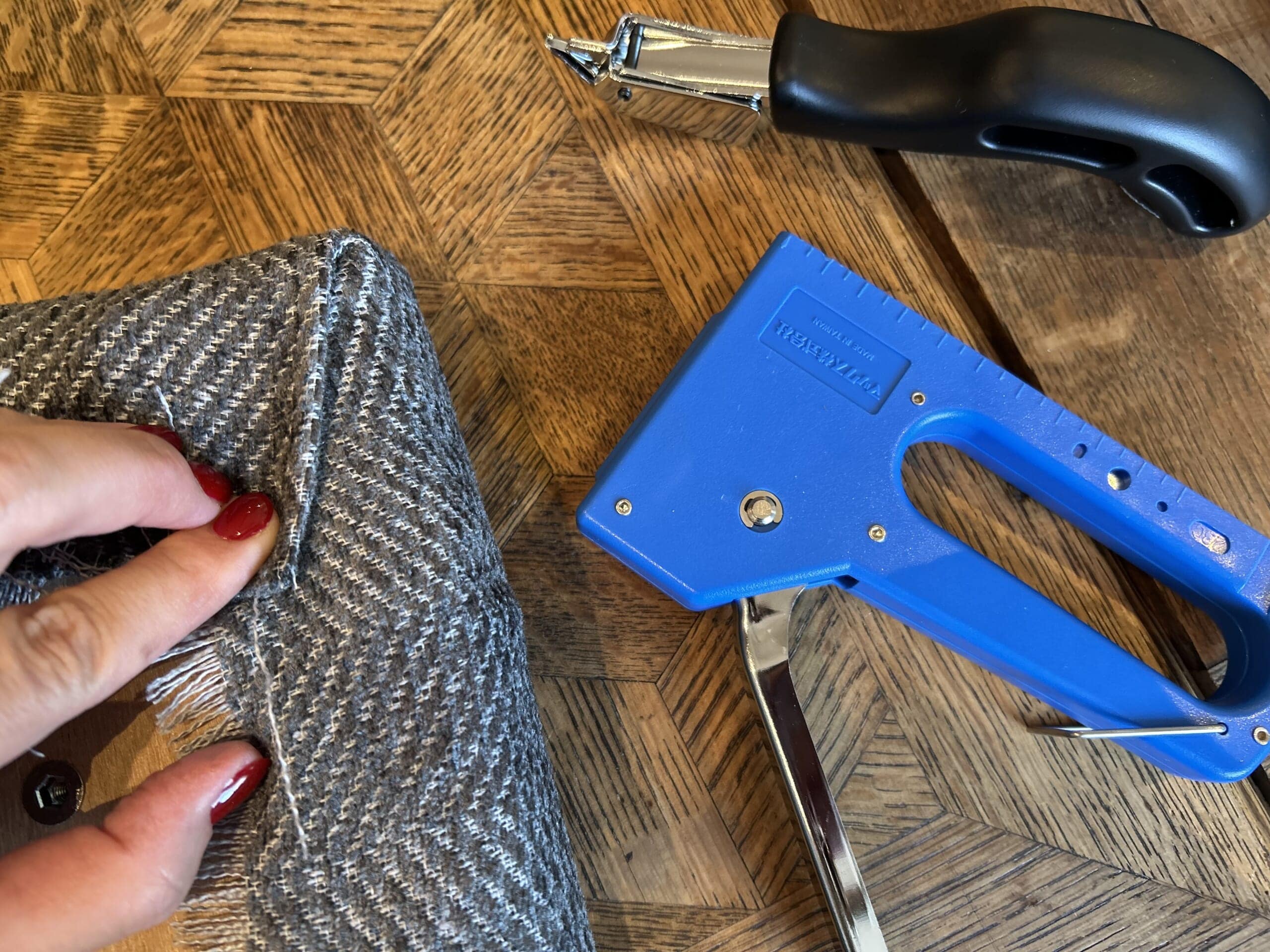 おしゃれな手作り椅子（スツール）を簡単にできる作り方の説明。座板に布の処理作業。