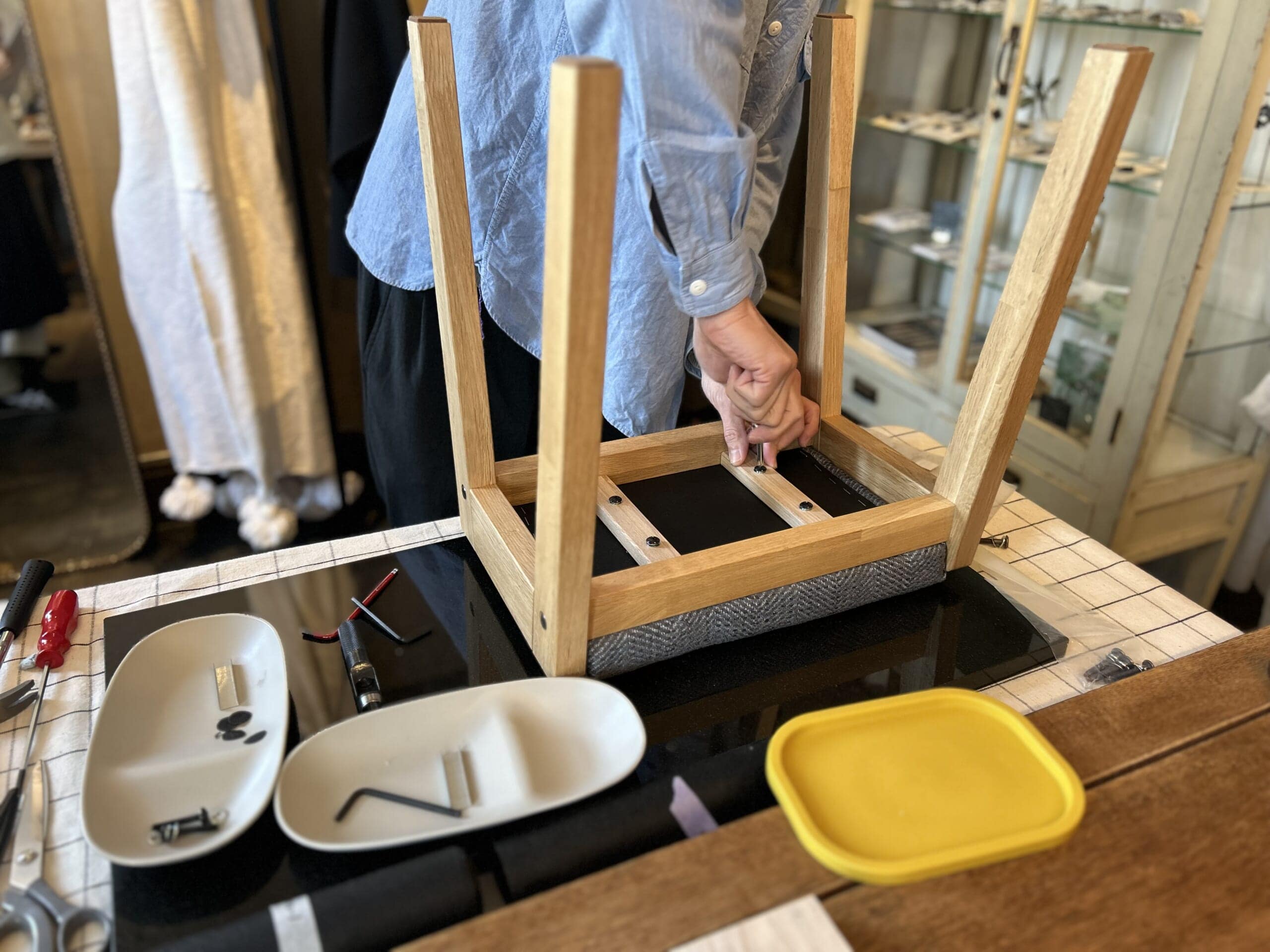 おしゃれな手作り椅子（スツール）を簡単にできる作り方の説明。座板にフレームの最終チェック。