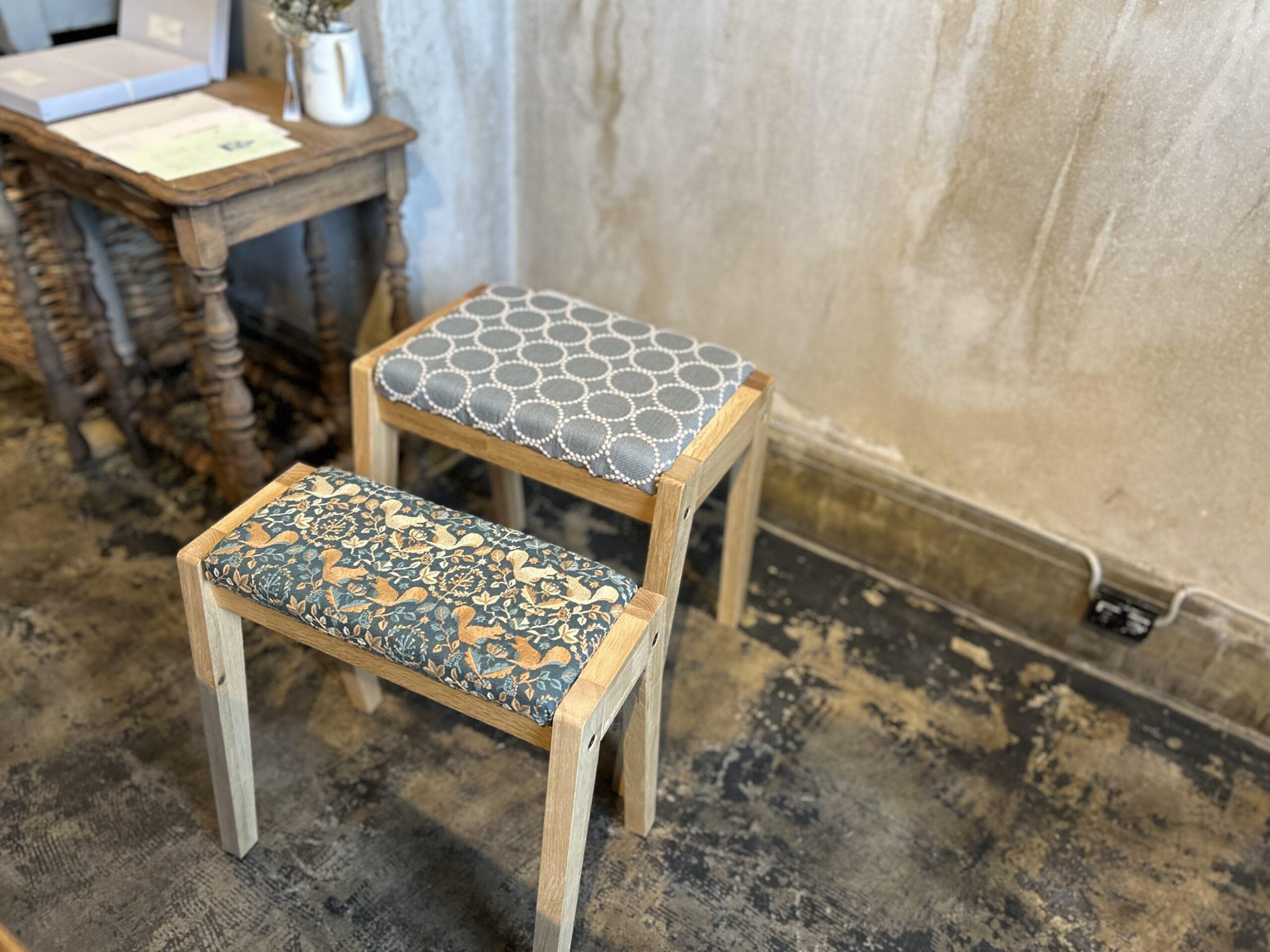 おしゃれな手作り椅子（スツール）を簡単にできる作り方の説明。mina perhonen（ミナ ペルホネン）の生地のスツール。