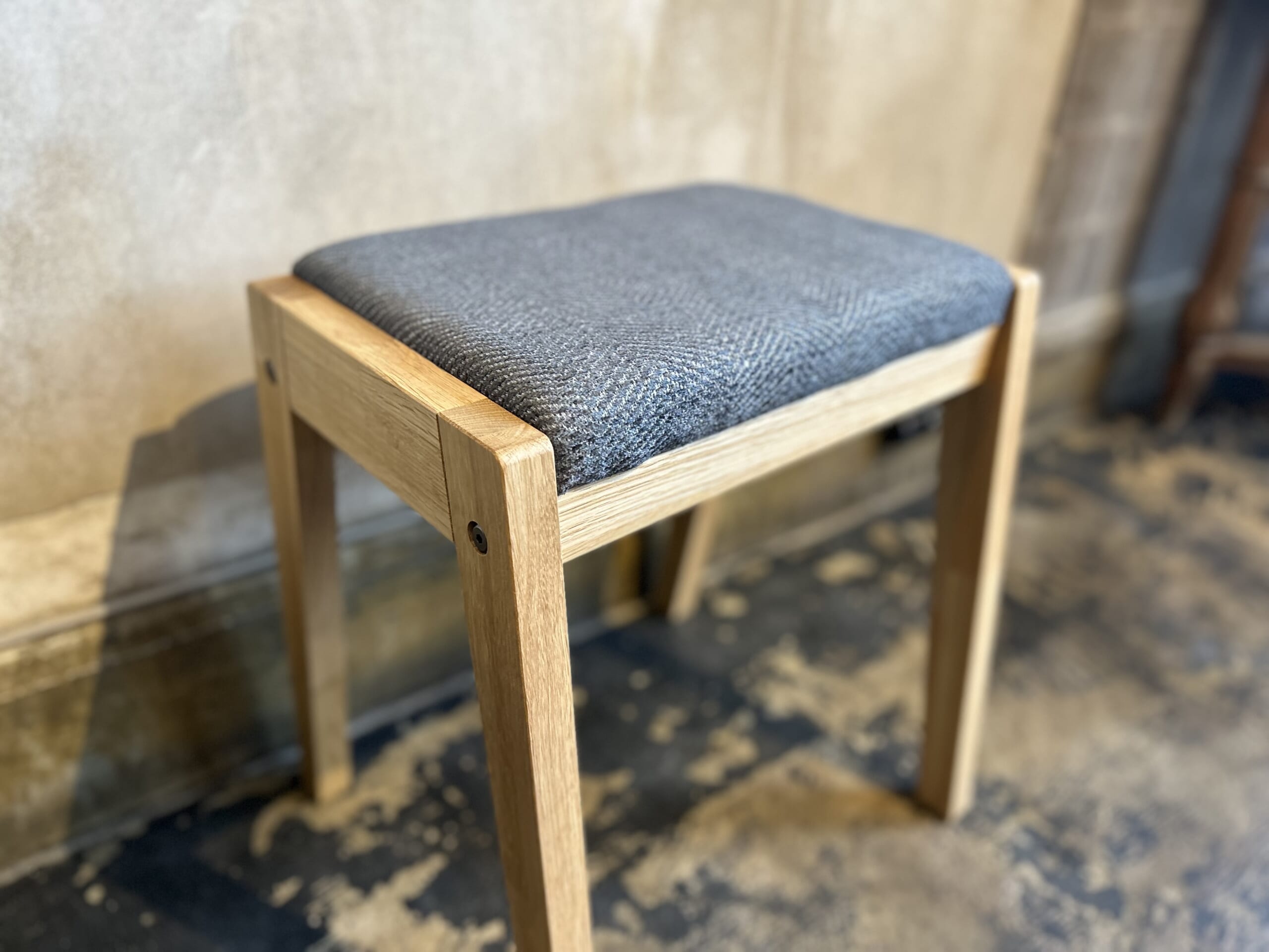 おしゃれな手作り椅子（スツール）を簡単にできる作り方の説明。美しく完成しました。